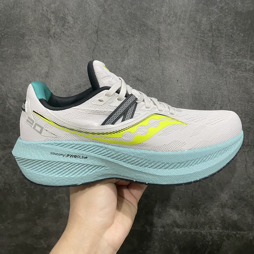 【纯原版】Saucony Triumph 20 索康尼胜利20代旗舰级缓震型跑鞋n市场最高版本 区别市场通货真爆版本n大底为PWRRUN+高弹缓震泡棉材质,兼具软和弹的性能，舒适踩S感，并非市场便宜版本的超软真爆底，鞋型立体直挺有型不软踏，中底带钢印，超高清洁度，硬质大鞋盒，非市场节约成本的小薄鞋盒，一分钱一分货！n此款性能相比前几代再升级：鞋面采用全新升级的工学网设计 贴合脚部更透气 中底部分使用最新的PWRRUN+材质 搭配PWRRUN+鞋垫使中底的大幅加厚 10mm坡差进一步提供缓震、回弹性能 内底则采用了FORMFIT动态适应系统 动态契合脚型 提升包裹性和舒适性 提供更卓越的动态回馈体验 XT-900橡胶大底 可提供良好的抓地力和较强抗磨性能 SIZE：36 36.5 37.5 38 38.5 39 40 40.5 41 42 42.5 43 44 44.5 45-莆田鞋批发中心