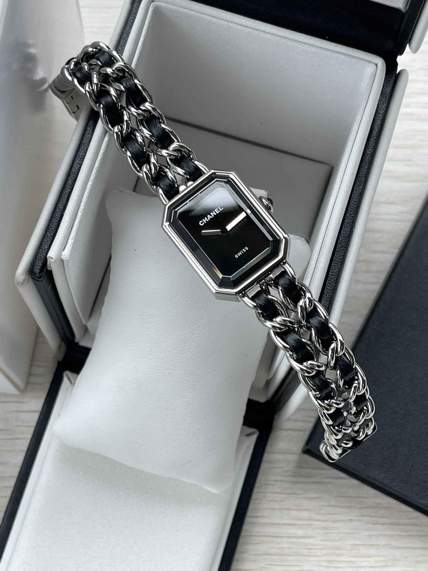 NO:144366,Chanel's strongest version of ceiling-level hard goods, hard goods, hard goods, hard goods, hard goods, the only accessories on the market can be replaced original, equipped with counter packaging, and is the best choice for people to wear. A simple but extremely classic and beautiful watch Chanel Candy Cube REMIRE ROCK watch!  Since 1987, it has been a brilliant star in the Chanel watchmaking world. 35 years after its debut, this style model has once again presented its original appearance, showing its classic and timeless appeal. The three-dimensional sapphire sectioned glass is not only an input of new concepts, but also a challenge of sophistication. The octagonal dial design of REMIRE watches is inspired by the N°5 perfume bottle cap shape and the iconic outline of the Plaza de Fonden in Paris. 30 years after its inception, it has long become a classic in the field of high-end watchmaking. This timeless and perfect design model of architecture echoes the soft and charming characteristics of the watch. Wearing it on the wrist, witnessing the change of day and night and the passage of time.  True synchronous counter original imported high-precision Swiss quartz movement (supports disassembly and inspect) CHANEL REMIRE series, stainless steel case, surface plated with K gold (0.2 micron), stainless steel crown plated with K gold (0.2 micron) inlaid with natural cabochon onyx precision strap plated with K gold (0.2 micron) interwoven black leather Original size S/ M/ L/ X L four specification lengths. Increase XL code-185mm Large L code-175mm M code-165mm S code-155mm, chanel, chanel19860909香奈儿最强版本天花板级别硬货,硬货,硬货,硬货 ,市面上唯一所有配件均可原装互换,配专柜包装,送人自戴不二选择  一枚简单却极其经典好看的腕表chanel香奈儿方糖 REMIRE ROCK腕表！自1987年便是香奈儿制表界中的一颗璀璨之星,在问世35年之后,这款风格典范再次以其最初的样貌呈现,展现其经典隽永的吸引力.立体蓝宝石切面玻璃不仅仅是新的概念输入,更是一个工艺精进的挑战,REMIRE腕表其八角形表盘设计,灵感源自N°5香水瓶盖造型和巴黎芳登广场的标志性轮廓,问世30年来,早已成为高级制表领域中的经典之作这一隽永恒久、堪称完美设计典范的建筑与腕表柔美妩媚的特质相互呼应.佩于腕间,见证昼夜更迭,时光流转. 真正同步专柜原装进口高精度瑞士石英机芯（支持拆机验货）CHANEL香奈儿REMIRE系列,精钢表壳,表面镀黄K金（0.2微米）精钢表冠镀黄K金（0.2微米）镶嵌天然凸圆形缟玛瑙 精纲表带镀黄K金（0.2微米）交织黑色皮革 原装尺寸 尺寸26.1X20X7.65毫米 表带尺寸S/ M/ L/ X L四个规格长度. 加大XL码-185mm 大号L码-175mm M码-165mm S码-155mm,,chanel,chanel,Watch