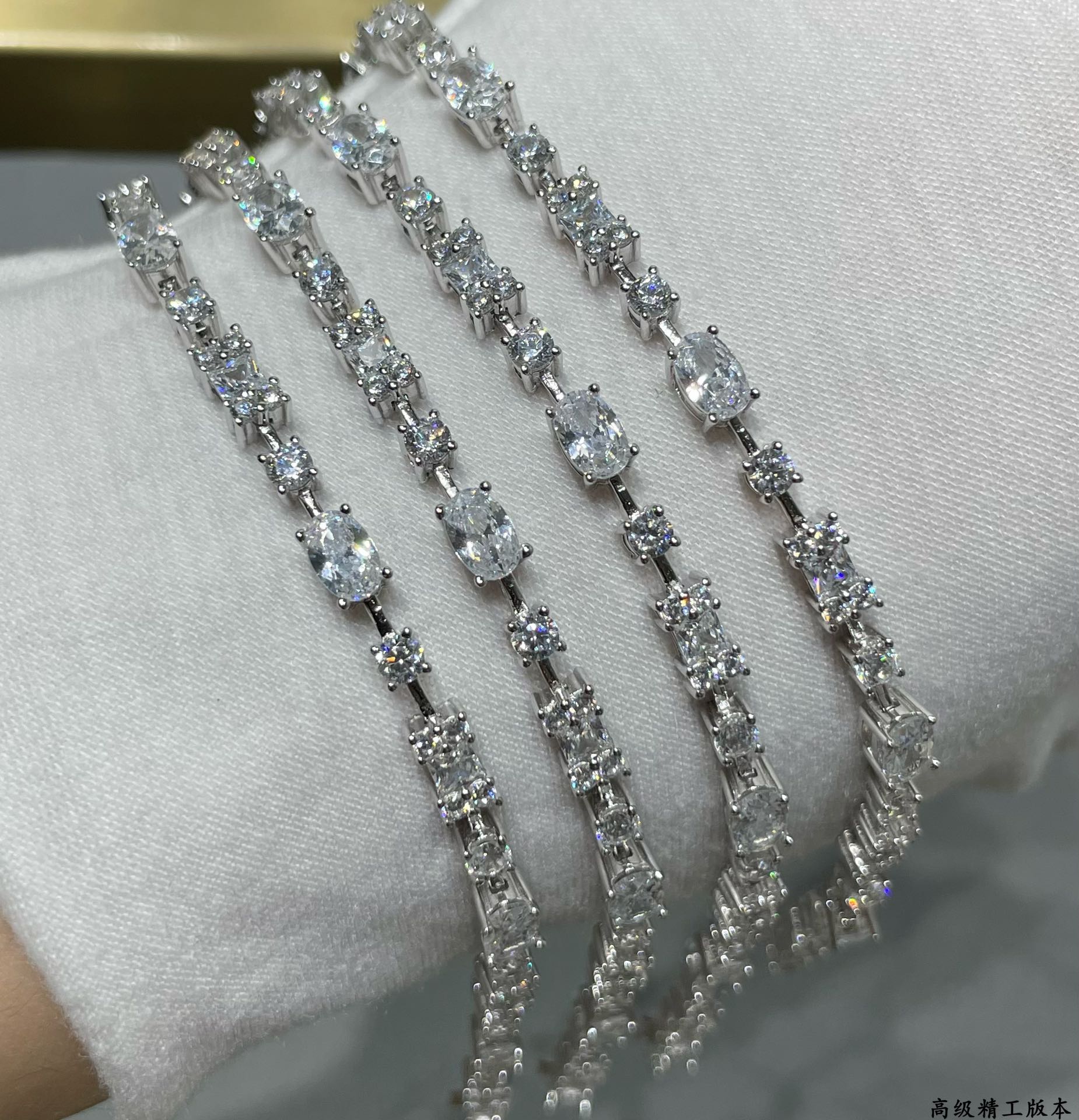彩宝进口定制异形钻石手链没有女孩能抵挡的璀璨钻石诱惑既可以用于单独佩戴展现出大方得体优雅美丽的一面又可以