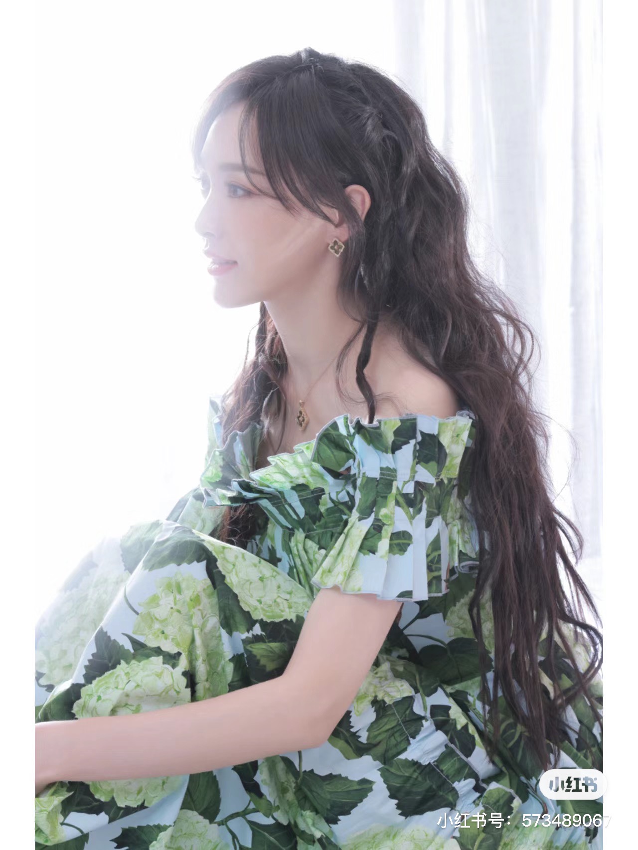 NO:635874,The star's same style Buccellati brushed four-leaf clover green fritillary series @ Tang Yan wears Buccellati's works to show the elegant charm. The OeraTulle series earrings bloom smartly, and the sparkling diamonds turn into a bright spring. The necklaces and bracelets of the same series are cleverly matched, gold and gorgeous enamel complement each other, and the products are gentle and charming,,,necklace,bracelet,gold,Cardia high-end jewelry19860909明星同款 布契拉提拉丝四叶草绿色贝母系列 @唐嫣 佩戴Buccellati作品演绎清丽魅力. OeraTulle系列耳饰灵动绽放,闪耀钻石幻化一缕春日明媚.同系列项链与手链巧妙搭配,黄金与绚烂珐琅交相辉映,尽品温柔旖旎、,,necklace,bracelet,gold,卡迪亚高端饰品,Jewelry