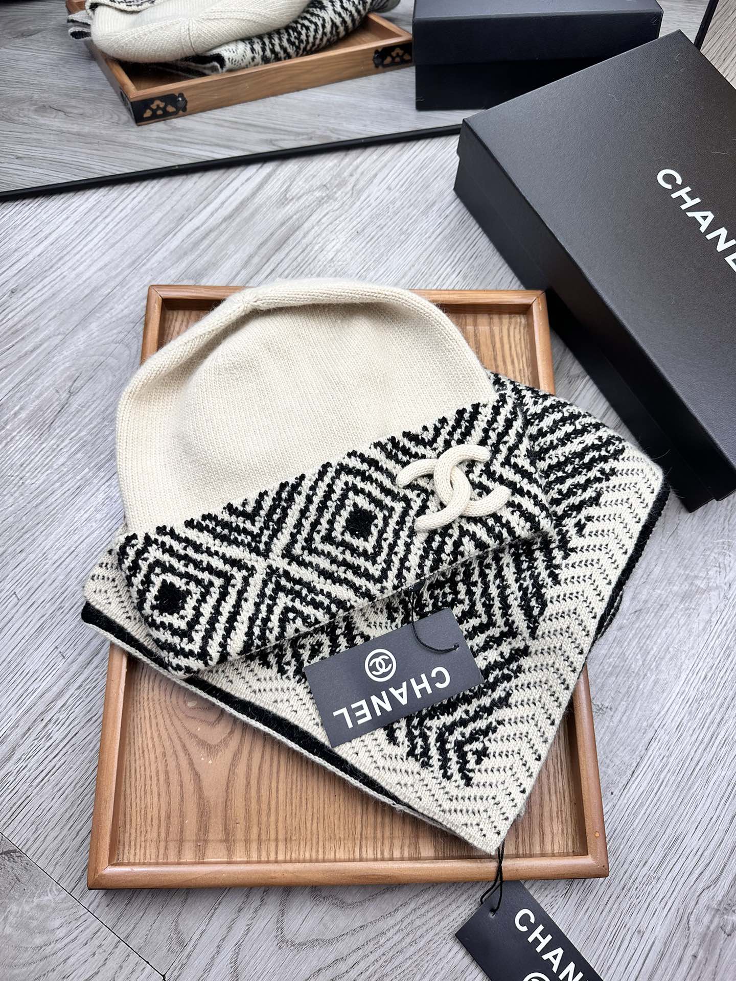 🌹。C家。【羊毛套装帽子】经典套装帽子！帽子➕围巾！材质：70%羊毛➕30%兔毛。暖暖哒超级舒服～冬日小