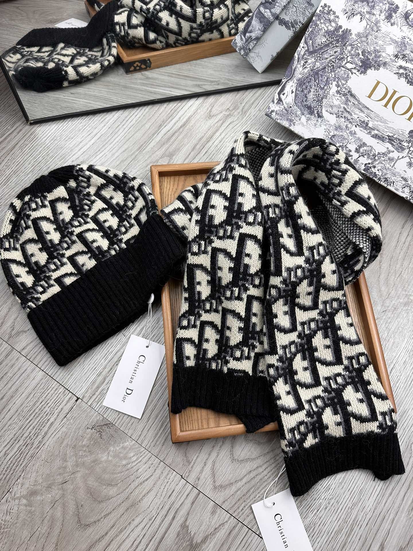🌹。D奥家。【羊毛套装帽子】经典套装帽子!帽子➕围巾!材质:70%羊毛➕30%兔毛。暖暖哒超级舒服~冬日
