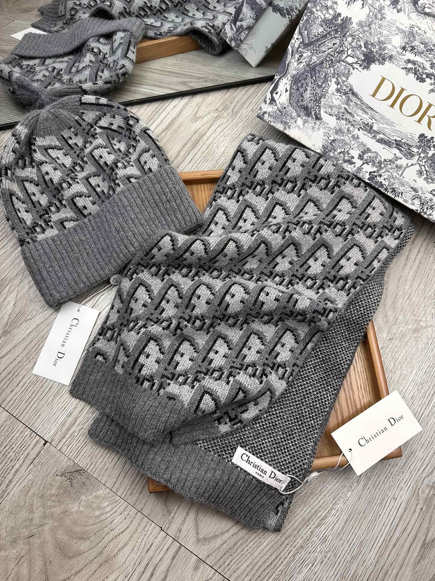🌹。D奥家。【羊毛套装帽子】经典套装帽子!帽子➕围巾!材质:70%羊毛➕30%兔毛。暖暖哒超级舒服~冬日