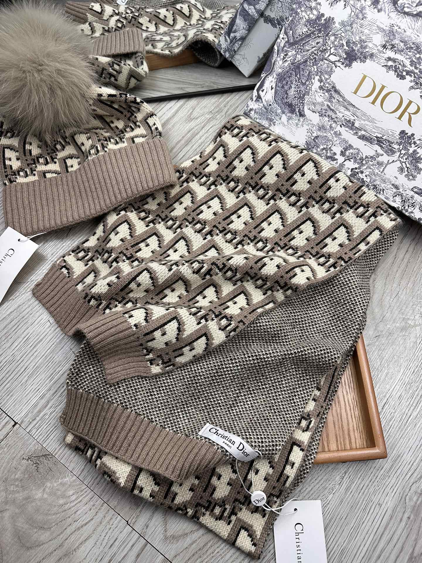 🌹。。D家。【羊毛套装帽子-带狐狸毛球】经典套装帽子！帽子➕围巾！材质：70%羊毛➕30%兔毛。暖暖哒超级舒服～冬日小姐
