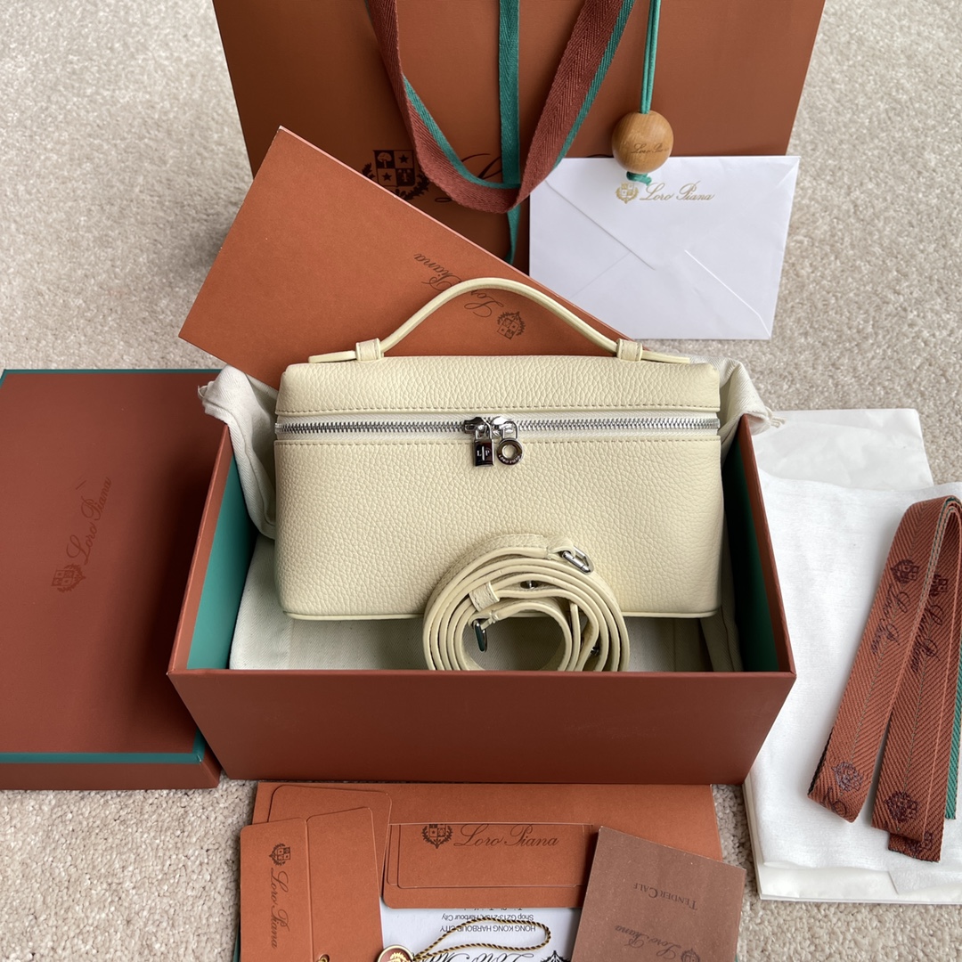 NO:199721,~(not equipped with packaging) L Lunch box bag #butter color #ice cream yellow [imported original leather   pure steel hardware] Calfskin main material ~ sheepskin lining # The wide opening small bag is made of butter-like soft calf leather. It comes with removable shoulder straps to create a versatile mini bag. Two-way zipper opening, height 11cm*width 19cm*deep 6.5cmcalf/item number: FAI 4046, LP, loro piana, mini bags, cowhide, sheepskin19860909～(不配包装) L 饭盒包#黄油色#雪糕黄【进口原厂皮 纯钢五金】 小牛皮主体材质~羊皮里料# 宽开口小袋采用如黄油般柔软的小牛皮打造.随附可拆卸肩带,可打造出百搭迷你包袋.双向拉链开口, 高度11cm*宽度19cm*深度6.5cm 小牛皮/货号:FAI 4046,LP,loro piana,mini bags,cowhide,sheepskin,Bag