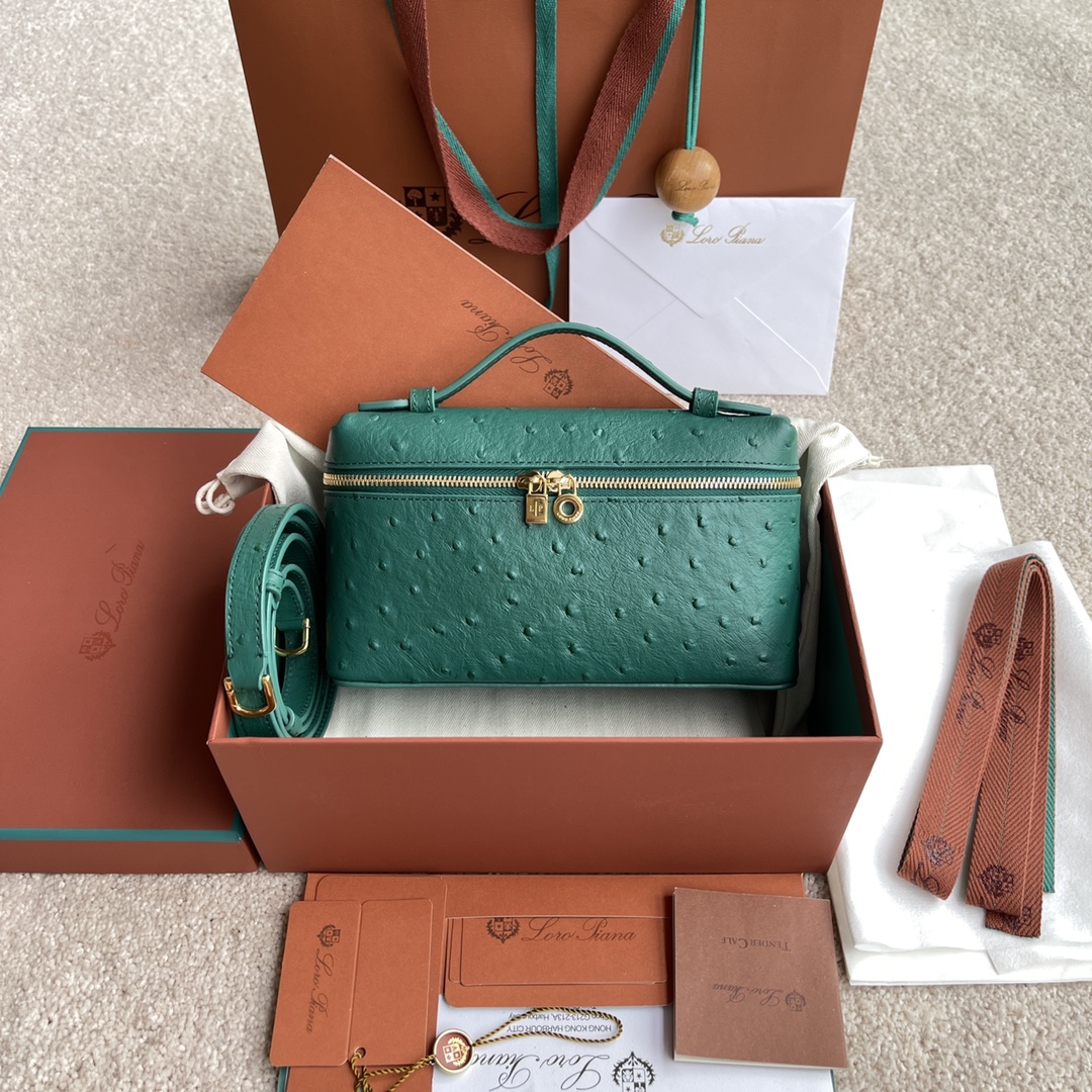 NO:197363,~(not equipped with packaging) L lunch box bag #ostrich pattern series #leaf green [imported original leather   pure steel gold hardware] Calfskin ostrich pattern production main material ~ sheepskin lining # The wide opening bag is made of butter soft calf leather. It comes with removable shoulder straps to create a versatile mini bag. Two-way zipper opening, height 11cm*width 19cm*deep 6.5cm. Calfskin/item number: FAN 4199, LP, loro piana, mini bags, cowhide, sheepskin19860909～(不配包装) L 饭盒包#鸵鸟纹系列#叶绿色【进口原厂皮 纯钢金色五金】 小牛皮鸵鸟纹制作主体材质~羊皮里料# 宽开口小袋采用如黄油般柔软的小牛皮打造.随附可拆卸肩带,可打造出百搭迷你包袋.双向拉链开口, 高度11cm*宽度19cm*深度6.5cm. 小牛皮/货号:FAN 4199,LP,loro piana,mini bags,cowhide,sheepskin,Bag
