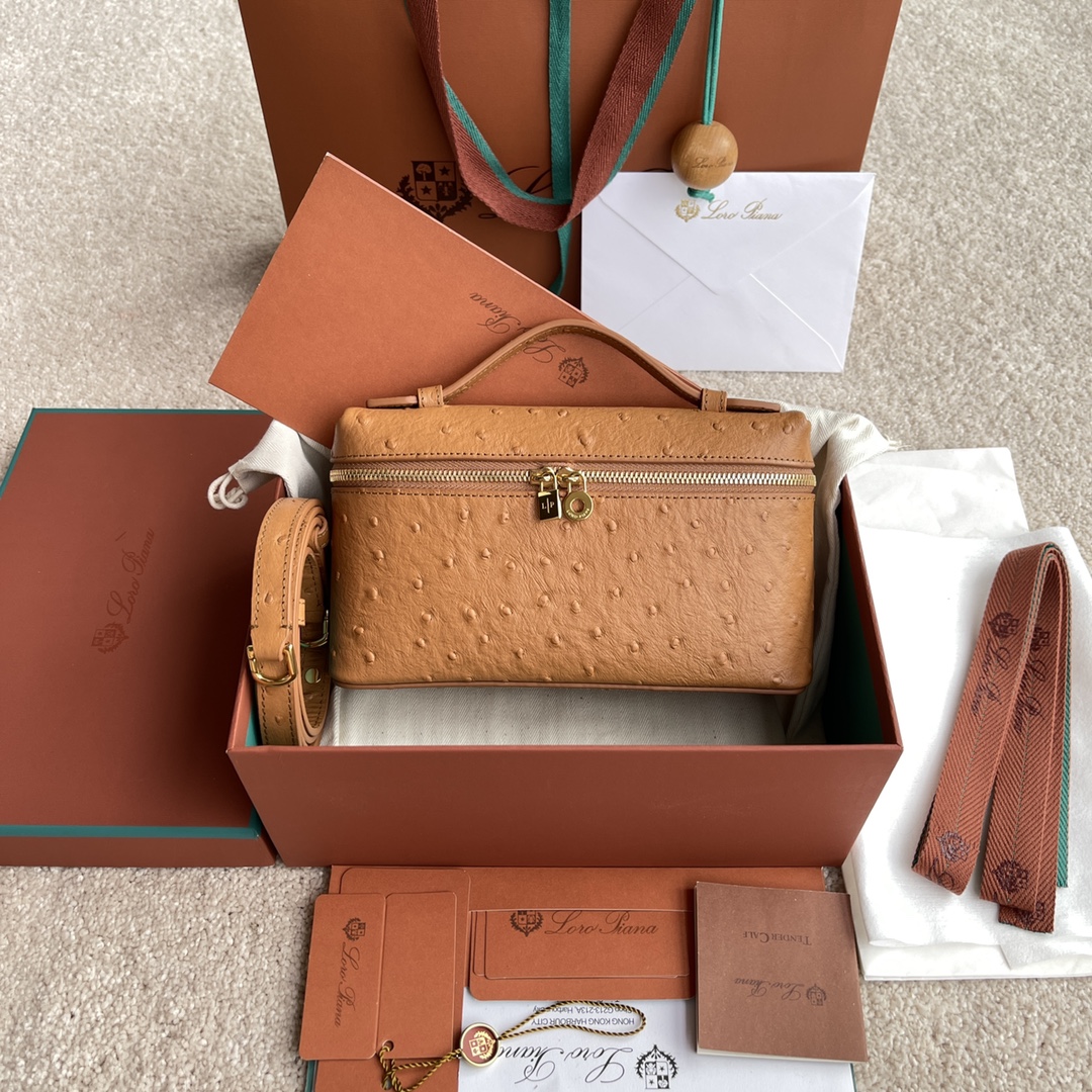 NO:197365,~(not equipped with packaging) L lunch box bag #ostrich pattern series #caramel color [imported original leather   pure steel gold hardware] Calfskin ostrich pattern production main material ~ sheepskin lining # The wide opening bag is made of butter soft calf leather. It comes with removable shoulder straps to create a versatile mini bag. Two-way zipper opening, height 11cm*width 19cm*deep 6.5cm. Calfskin/item number: FAN 4199, LP, loro piana, mini bags, cowhide, sheepskin19860909～(不配包装) L 饭盒包#鸵鸟纹系列#焦糖色【进口原厂皮 纯钢金色五金】 小牛皮鸵鸟纹制作主体材质~羊皮里料# 宽开口小袋采用如黄油般柔软的小牛皮打造.随附可拆卸肩带,可打造出百搭迷你包袋.双向拉链开口, 高度11cm*宽度19cm*深度6.5cm. 小牛皮/货号:FAN 4199,LP,loro piana,mini bags,cowhide,sheepskin,Bag