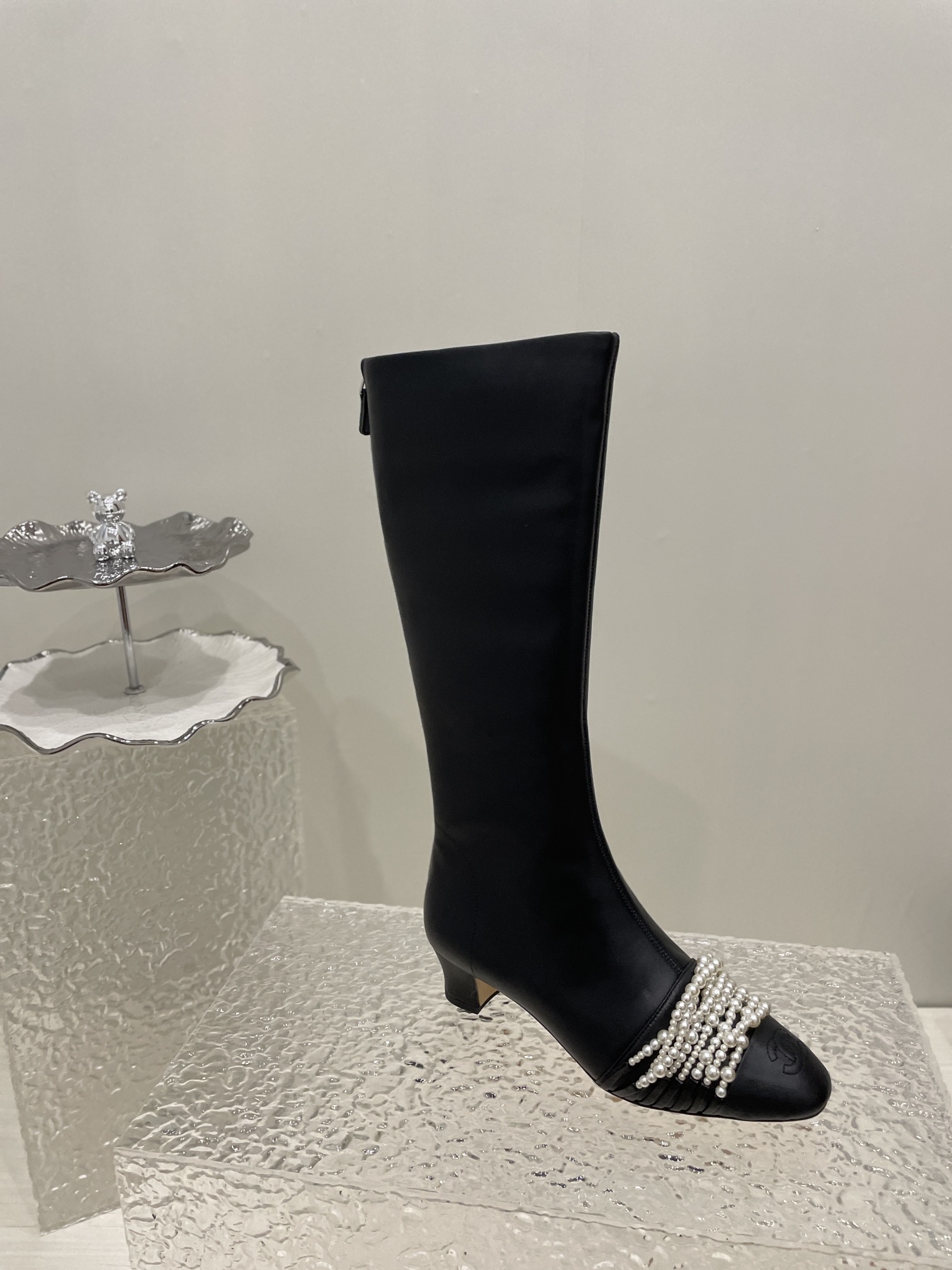 NO:481870,ChanelFW Chanel pearl boots high boots imported calfskin, delicate and not easy to fold, water dye cowhide inside, the entire shoe barrel is a large piece of plaid, directly to the mouth of the cylinder, the amount of leather is very large, the Italian leather soles Size: 35-39 (40 custom made without return) Price, boots, chanel, chanel, boots, cowhide, Leather soles19860909ChanelFW香奈儿珍珠长靴高靴 鞋面进口小牛皮,细腻而且不容易起死折印 内里水染牛皮,整个鞋筒是一块很大的格版直接到筒口皮料的用量很大 ,大底,意大利真皮大底 Size:35-39 (40定做不退换) 价格,靴子,chanel,chanel,boots,cowhide,Leather soles,Women's Shoes