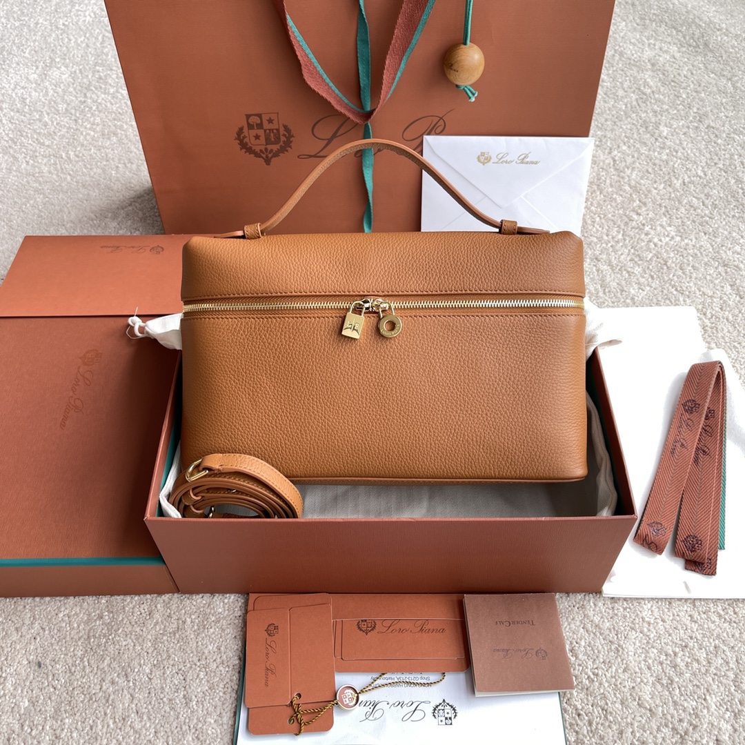 NO:199663,~(not suitable for packaging) L lunch box bag #hand crossbody bag # cigarette. Grass brown [imported original leather   pure steel gold hardware] Calfskin body material ~ sheepskin lining # The wide opening small bag is made of butter soft calf leather. It comes with removable shoulder straps to create a versatile mini bag. Two-way zipper opening. Height 16cm*width 27cm*deep 10cm. Calfskin/item number: FAI 4043, LP, loro piana,satchels, mini bags, crossbody bags, cowhide, sheepskin19860909～(不配包装) L 饭盒包#手拿斜挎包#烟.草棕【进口原厂皮 纯钢金色五金】 小牛皮主体材质~羊皮里料# 宽开口小袋采用如黄油般柔软的小牛皮打造.随附可拆卸肩带,可打造出百搭迷你包袋.双向拉链开口. 高度16cm*宽度27cm*深度10cm. 小牛皮/货号:FAI 4043,LP,loro piana,satchels,mini bags,crossbody bags,cowhide,sheepskin,Bag
