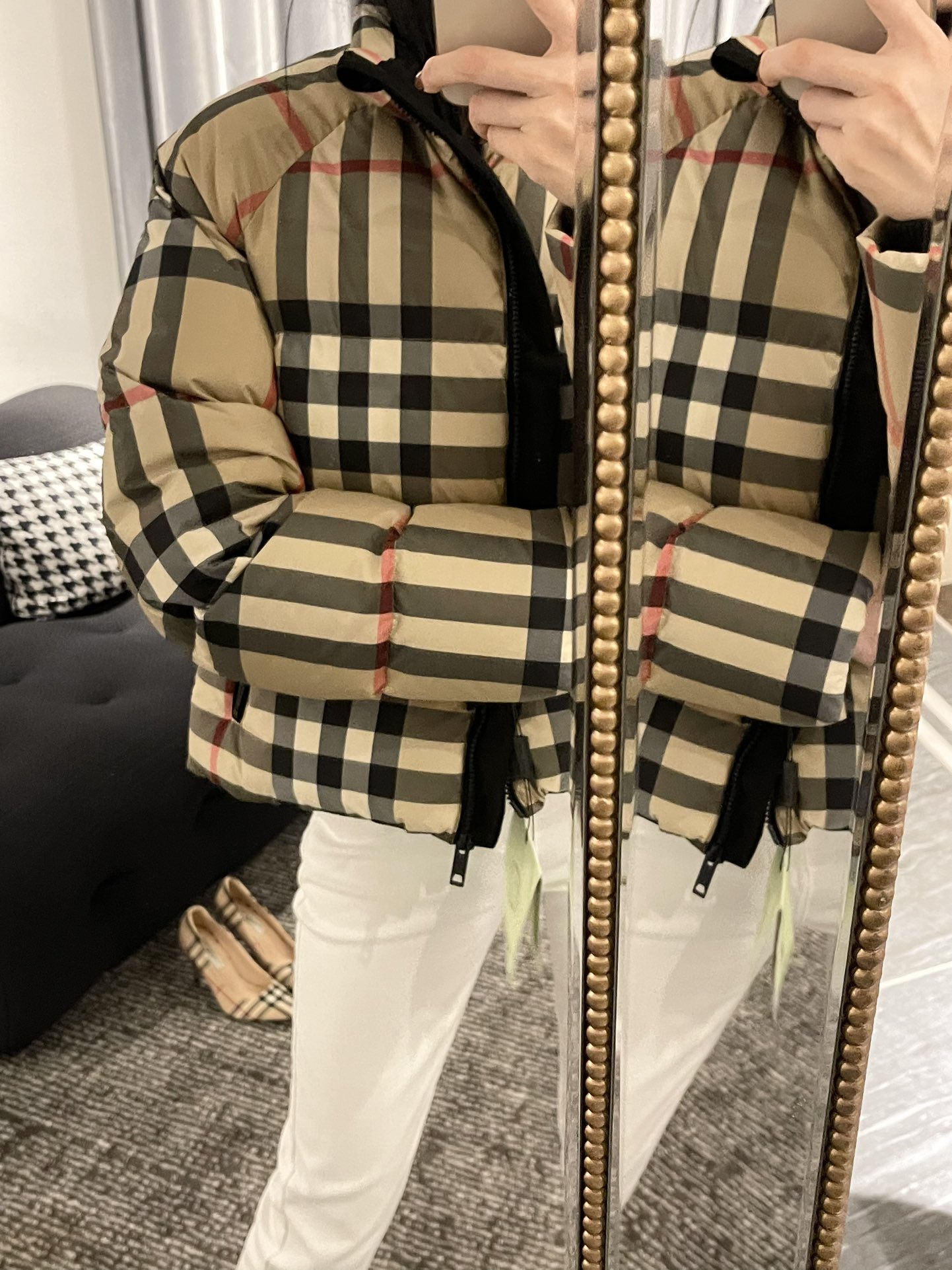 Top-grade Burberry plaid women's down jacket. Filled with 90% high-quality down for excellent warmth. Made of 100% polyester with diamond quilting. Stand collar and zip design, two spacious pockets. Sizes: S, M, L.-Big cat