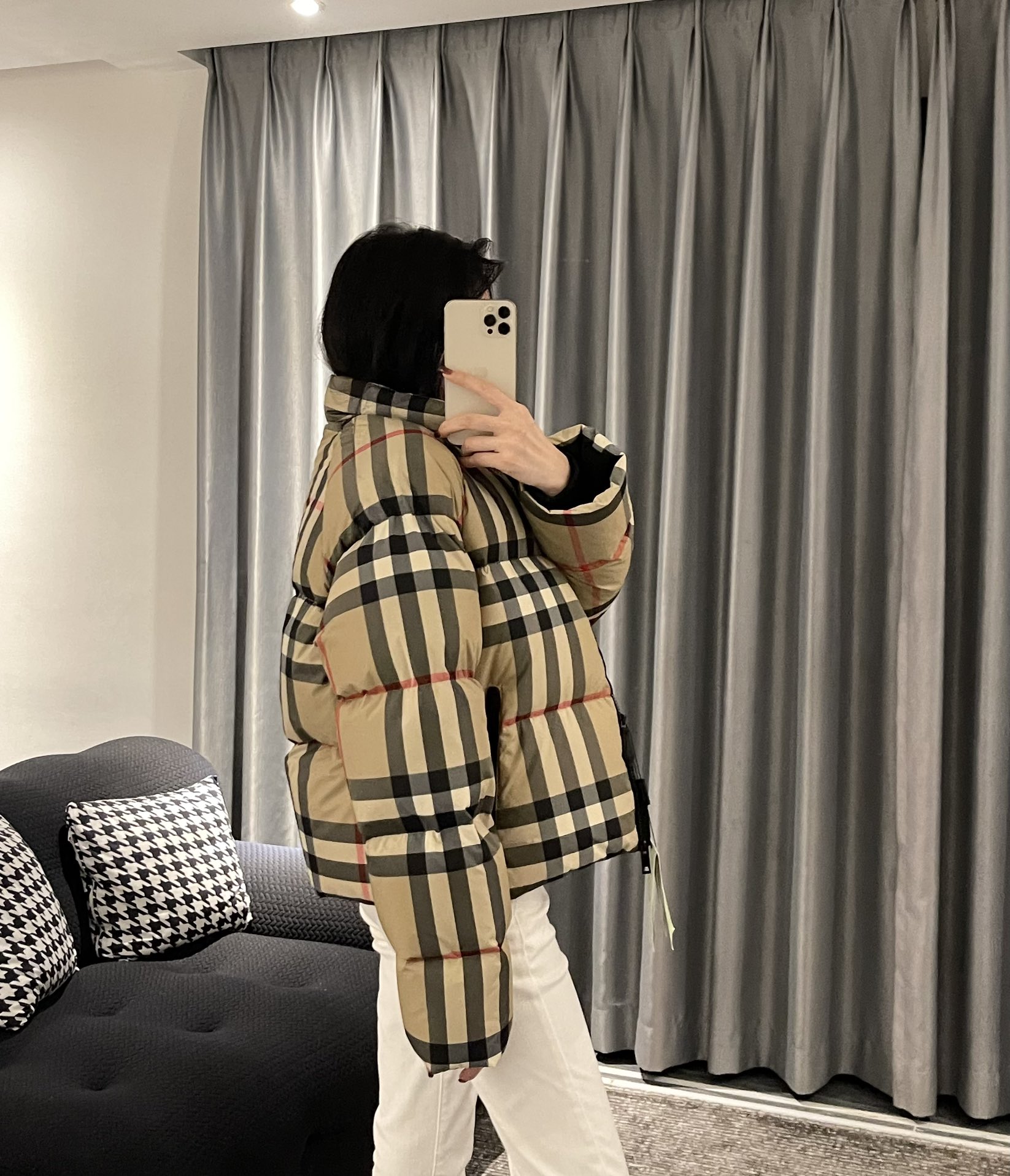 Top-grade Burberry plaid women's down jacket. Filled with 90% high-quality down for excellent warmth. Made of 100% polyester with diamond quilting. Stand collar and zip design, two spacious pockets. Sizes: S, M, L.-Big cat