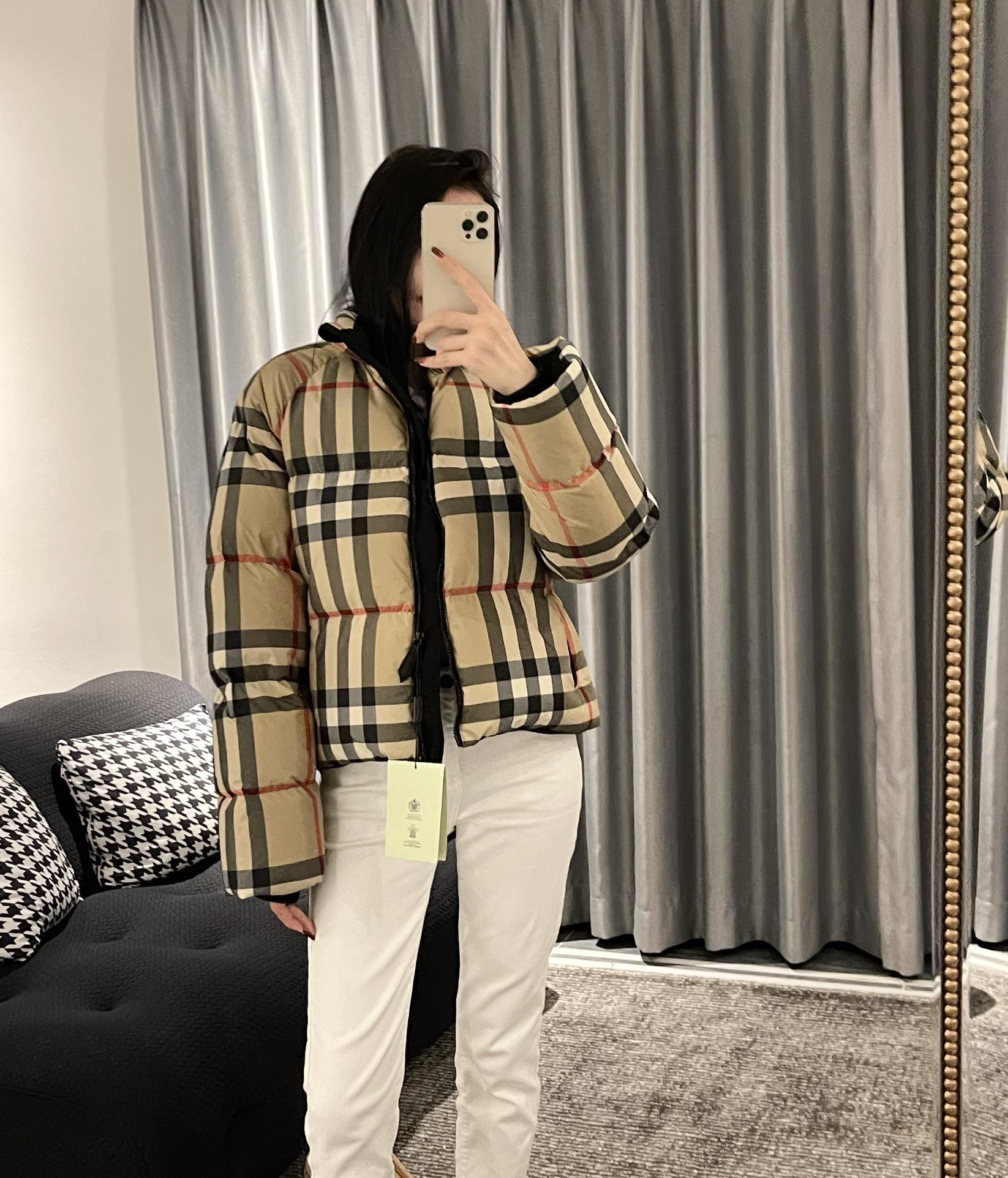 Top-grade Burberry plaid women's down jacket. Filled with 90% high-quality down for excellent warmth. Made of 100% polyester with diamond quilting. Stand collar and zip design, two spacious pockets. Sizes: S, M, L.-Big cat