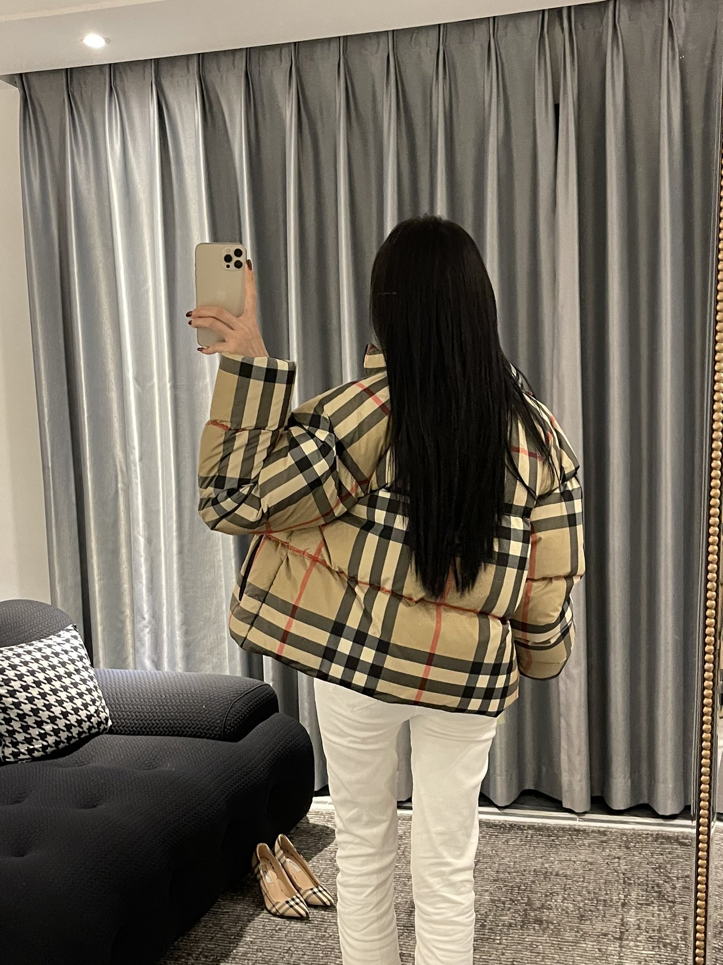 Top-grade Burberry plaid women's down jacket. Filled with 90% high-quality down for excellent warmth. Made of 100% polyester with diamond quilting. Stand collar and zip design, two spacious pockets. Sizes: S, M, L.-Big cat