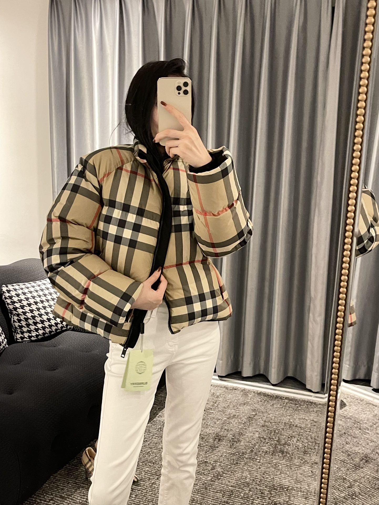 Top-grade Burberry plaid women's down jacket. Filled with 90% high-quality down for excellent warmth. Made of 100% polyester with diamond quilting. Stand collar and zip design, two spacious pockets. Sizes: S, M, L.-Big cat