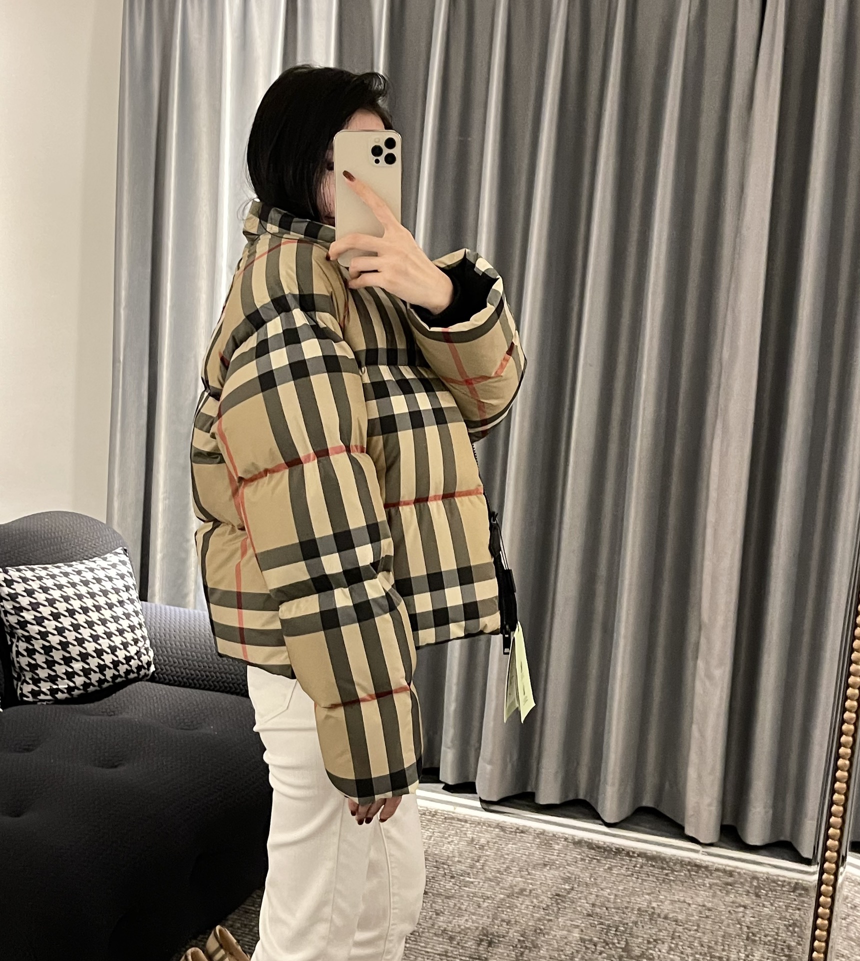 Top-grade Burberry plaid women's down jacket. Filled with 90% high-quality down for excellent warmth. Made of 100% polyester with diamond quilting. Stand collar and zip design, two spacious pockets. Sizes: S, M, L.-Big cat