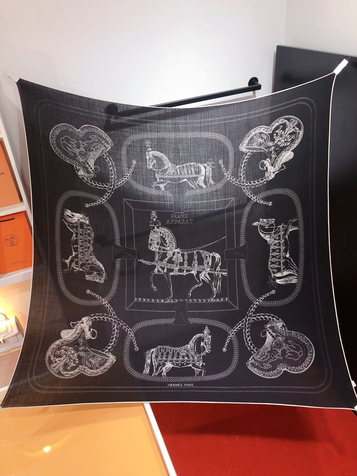 NO:169996,RHMS23120 original single Hermes [Feast] 140cm velvet square scarf interprets various ornate saddles and saddles that decorate the parade and celebration. The luxurious imprinted leather saddle bridle is decorated with tassels or braided ropes, embellished with bronze elements, bay leaves, royal badges and shield badges, demonstrating the noble identity of the carriage owner and the importance of activities. The pattern in the center of the work is connected to the surrounding patterns through pyramid-shaped rivets and bands. It is inspired by the image of the horse at the coronation ceremony of Louis XVIII. The counter quality is the H top visual feast. The top silk cashmere blended herringbone pattern is as soft and silky as velvet, making it a unique and precious existence. The overseas counters are absolutely top-notch!  Special channel goods sold one less [Specification 140x140cm 70 cashmere 30 silk], high-version scarf, hermes, louis vuitton, real silk19860909RHMS23120原单爱马仕【盛宴】140cm丝绒方巾 演绎装点游行和庆典的各种华丽鞍辔和马鞍,奢华的压印皮革鞍辔饰有流苏或编绳,点缀青铜元素、月桂叶、皇家徽章和盾徽,彰显马车主人的尊贵身份以及活动的重要性.作品中央的图案通过金字塔形铆钉和饰带与周围图案相连,其灵感源于路易十八加冕典礼的骏马形象绝对会尖叫的专柜品质此款是H顶级视觉盛宴顶级真丝羊绒混纺人字纹如天鹅绒般柔软丝滑,使之成为独一无二的珍贵存在.海外专柜同步绝对的顶级好货！特殊渠道货卖一个少一个【规格140x140cm 70羊绒30真丝】,高版本围巾,hermes,louis vuitton,real silk,scarf