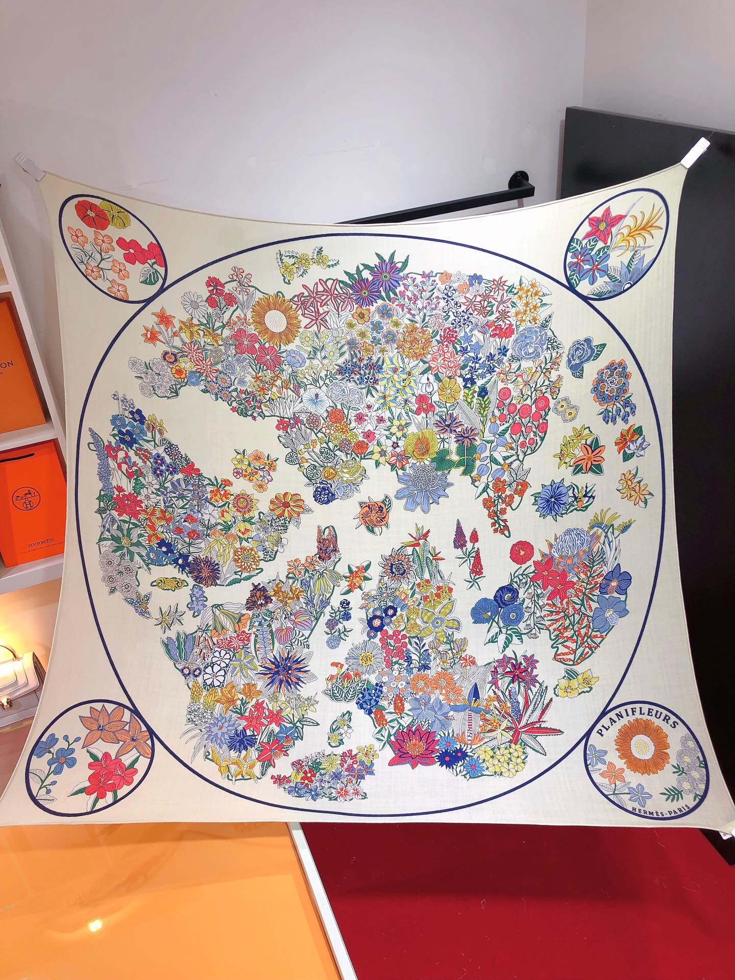 NO:170001,RHMS23121 Original Single Hermes [Flower Map] 140cm velvet square scarf. A counter quality that will definitely scream. This model is H's top visual feast. Top silk cashmere blended herringbone is as soft and silky as velvet, making it a unique and precious existence. The overseas counters are absolutely top-notch!  Special channel goods sold one less [Specification 140x140cm 70 cashmere 30 silk], high-version scarf, hermes, real silk19860909RHMS23121原单爱马仕【花绘地图】140cm丝绒方巾 绝对会尖叫的专柜品质此款是H顶级视觉盛宴顶级真丝羊绒混纺人字纹如天鹅绒般柔软丝滑,使之成为独一无二的珍贵存在.海外专柜同步绝对的顶级好货！特殊渠道货卖一个少一个【规格140x140cm 70羊绒30真丝】,高版本围巾,hermes,real silk,scarf