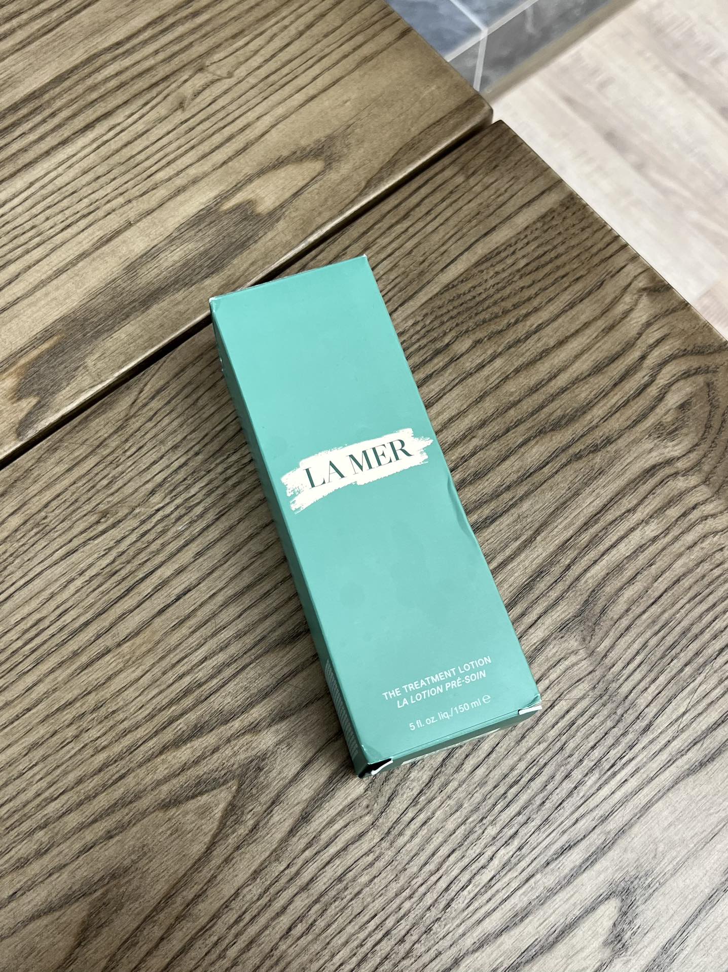 NO:808965,Lamer La Mer Essence Water is affordable for everyone. Lazy people can just use this as water essence!  The repair ability is extremely good, activate your own repair ability!  La Mer Repair Essence, the savior of bad faces, has various effects such as moisturizing, strengthening the skin, calming, replenishing nutrients, and improving radiance. It allows the skin to replenish energy from the inside, with 73 kinds of marine minerals, making the skin healthy and radiant and rekindling metabolism and defense functions!  New effect: Anti-aging effect has been greatly upgraded!  After all, although the old version also has anti-aging effects, it focuses on repairing and moisturizing. The new La Mer essence water also specifically adds highly active anti-aging ingredients marine active peptides and collagen algae~ Therefore, the new version not only repairs and strengthens the skin barrier, improves sensitive redness, but also activates collagen regeneration, dilutes dry lines and has anti-aging effects. Although it is an essence water, it can really be used directly as an essence!  The new skin feel and feel are more refreshing and easier to absorb than the old version!  It is almost absorbed by the skin after being spread on the face. There is no sticky feeling after use. The face feels moisturized and refreshing, and it is friendly to all skin types!  Pair it with essence milk to develop girly skin, which is just around the corner!  , skin care products19860909Lamer海蓝之谜精粹水人人都用得起大牌 懒人可以直接拿这个当水精华用！修复能力极其好,激活自身修复能力！烂脸的救星海蓝之谜修护精萃液有着保湿、强化皮肤、镇定、补充营养、提高光彩等多样效果.让肌肤从里开始补充能量,73种海洋矿物质,让肌肤健康光泽样重燃代谢和防御机能！ 新功效抗初老功效大升级！ 毕竟旧版虽说也有抗老的效果但是主打还是以修护、保湿为主.全新海蓝之谜精萃水还特别添加了高活性抗初老成分海洋活性肽和胶原藻~因此新版的效果除了修护强韧肌肤屏障,改善敏感泛红之外还有激活胶原蛋白新生,淡化干纹抗初老的效果虽说是精萃水,但是真的可以直接当精华用了！ 新肤感就连肤感,都比旧版要更加清爽好吸收！几乎上脸稍加抹开就被肌肤渗透吸收掉了使用之后也没有粘腻感,脸上是滋润清爽的感觉,对各种肤质都很友好！搭配上精粹乳一起养成嘭嘭少女肌指日可待！,护肤品,accessory