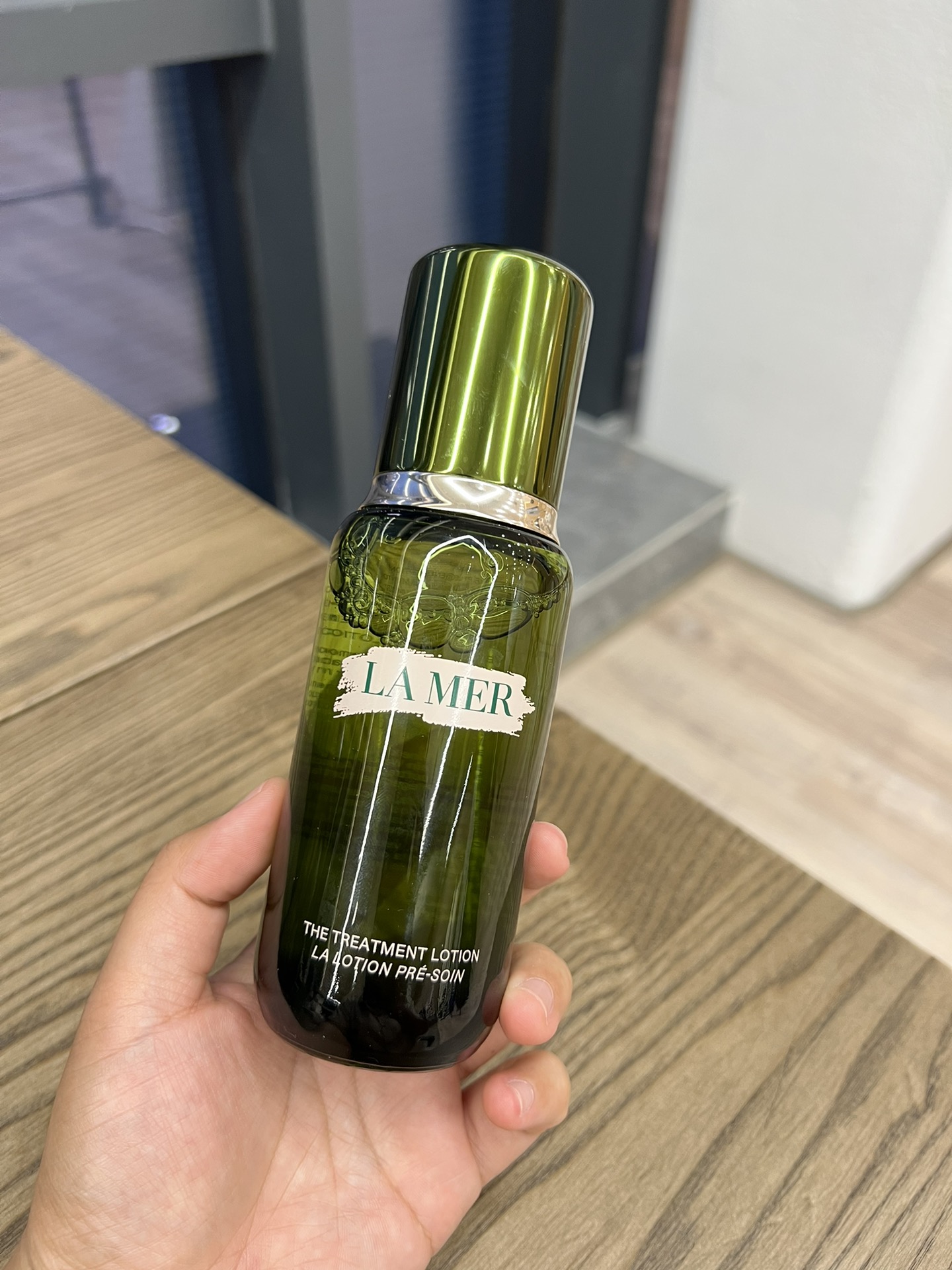 NO:808962,The new LA MER Essence Water is a new and upgraded essence water. This new product has made five major upgrades!  The key point is that the new version adds highly active anti-aging ingredients, marine active peptides and collagen algae, to activate collagen, fight oxidation, lighten lines and tighten, and improve skin gloss!  This is not available in the old version!  Essence water is suitable for all dry and sensitive skin with unstable skin conditions. Every time it becomes red, sensitive, or dark yellow, its powerful repairing power never disappoints!  The new version is almost a major upgrade in all aspects!  The new version with clear skin feel has a water-like essence texture. Compared with the old version, it feels clearer and easier to absorb. It is more friendly to combination and oily skin!  Breakthrough Technology Although the texture is clearer, the moisturizing power is not reduced but increased. The reason is the new version of breakthrough high-performance penetration and absorption technology. The hydrogel transmission network allows the essence water to penetrate quickly and reach the bottom of the skin. Even if you have dry skin in the desert, it can be moisturized all day long. It is really moisturizing!  The new version of the Essence Water has been packaged in a new material. The material has been changed. It is a more advanced and elegant glass bottle. Its appearance has really impressed my aesthetic taste! It is very high-end!  Generally speaking, if the old version of Essence Water is already a high scorer with 8.5 points, then the new version must be given a score of 9.5 or above, with almost no shortcomings!  A proper three-good student, skin care products19860909全新LA MER 精粹水全新升级精粹水 这次新品做了五大升级！重点是新版加入了高活性的抗初老成分海洋活性肽和胶原藻,激活胶原、对抗氧化、淡纹紧致,提升肌肤光泽度！这是旧版里没有的哦！精粹水适合所有肌肤状况不稳定的干敏皮,每次泛红、敏感、暗黄时,它强大的修护力就没让人失望过！新版几乎是全方位的大升级！ 清透肤感新版是如水似的精华质地,和旧版相比肤感更清透、更易吸收,对于混油皮、油皮来说更友好了！ 突破科技虽然质地更清透了但是保湿力不减反增原因就是新版的突破性高机能渗透吸收科技 水凝胶传输网让精华水可以快速渗透,直达肌底,即便是沙漠大干皮,保湿一整天也不在话下,真得是润到没朋友！ 全新材质包装新版精萃水换了材质,是更高级雅致的玻璃瓶,颜值狠狠长在我的审美上了!巨高级！ 总体来说,如果旧版精萃水已是 8.5分的高分选手那新版必须给到 9.5分以上、几乎没有短板！妥妥的三好学生一枚,护肤品,accessory