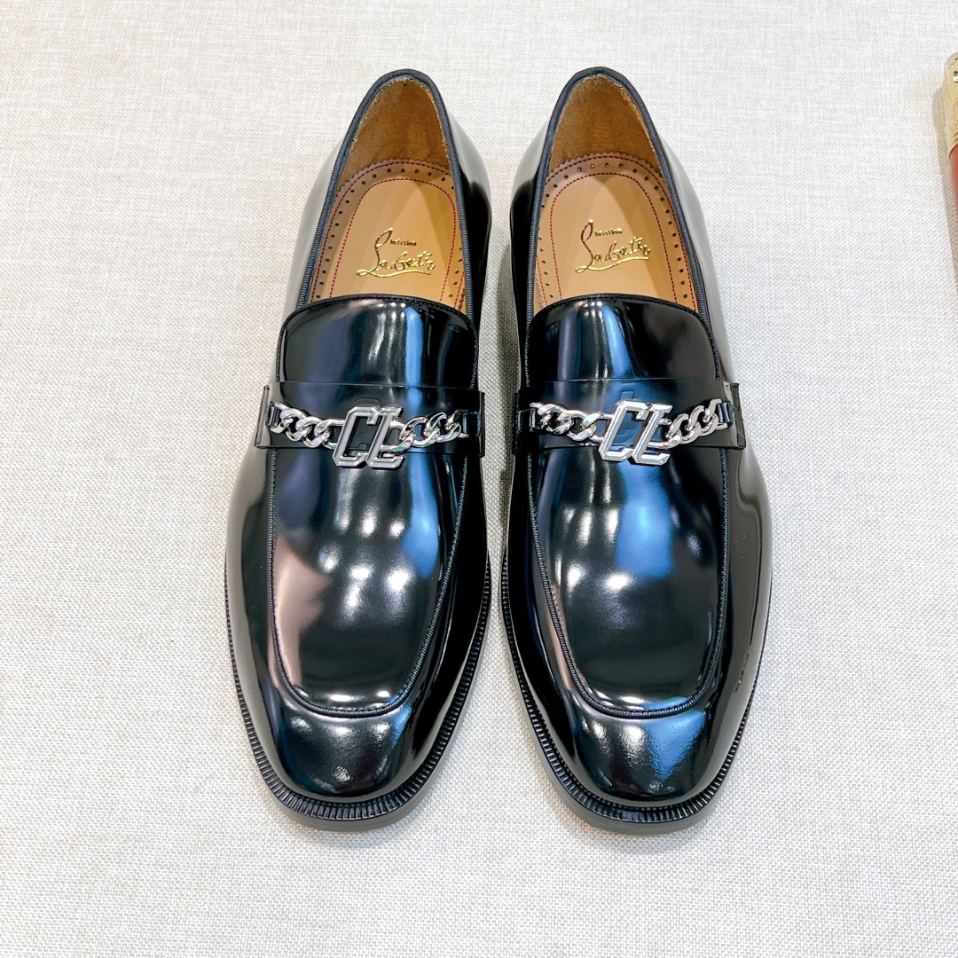 NO:679675,[C*] High-end boutique -Material - Original imported calfskin with original fasteners -The inner feet are all water-dyed cowhide -Original leather red sole -Refreshing and fashionable, the upper design is simple, elegant and noble, solid color but not simple, top-grade fabrics, -Exquisite craftsmanship is especially obvious in the details -The distinctive leather red sole style is eye-catching -Size 39-44 (38,45 customization is non-refundable and non-exchangeable) -,,cowhide19860909【C*】 高端精品 -材质-面料原版进口小牛皮搭配原单扣件 -内里垫脚均用水染牛皮 -原版真皮红底 -清爽时尚一族,鞋面设计简洁优雅高贵纯色而不简单,顶级面料, -精湛工艺技术在细节处体现尤为明显 -特色真皮红底风格使人眼前一亮 -Size 39-44（38,45定制不退不换） -,,cowhide,Men's shoes