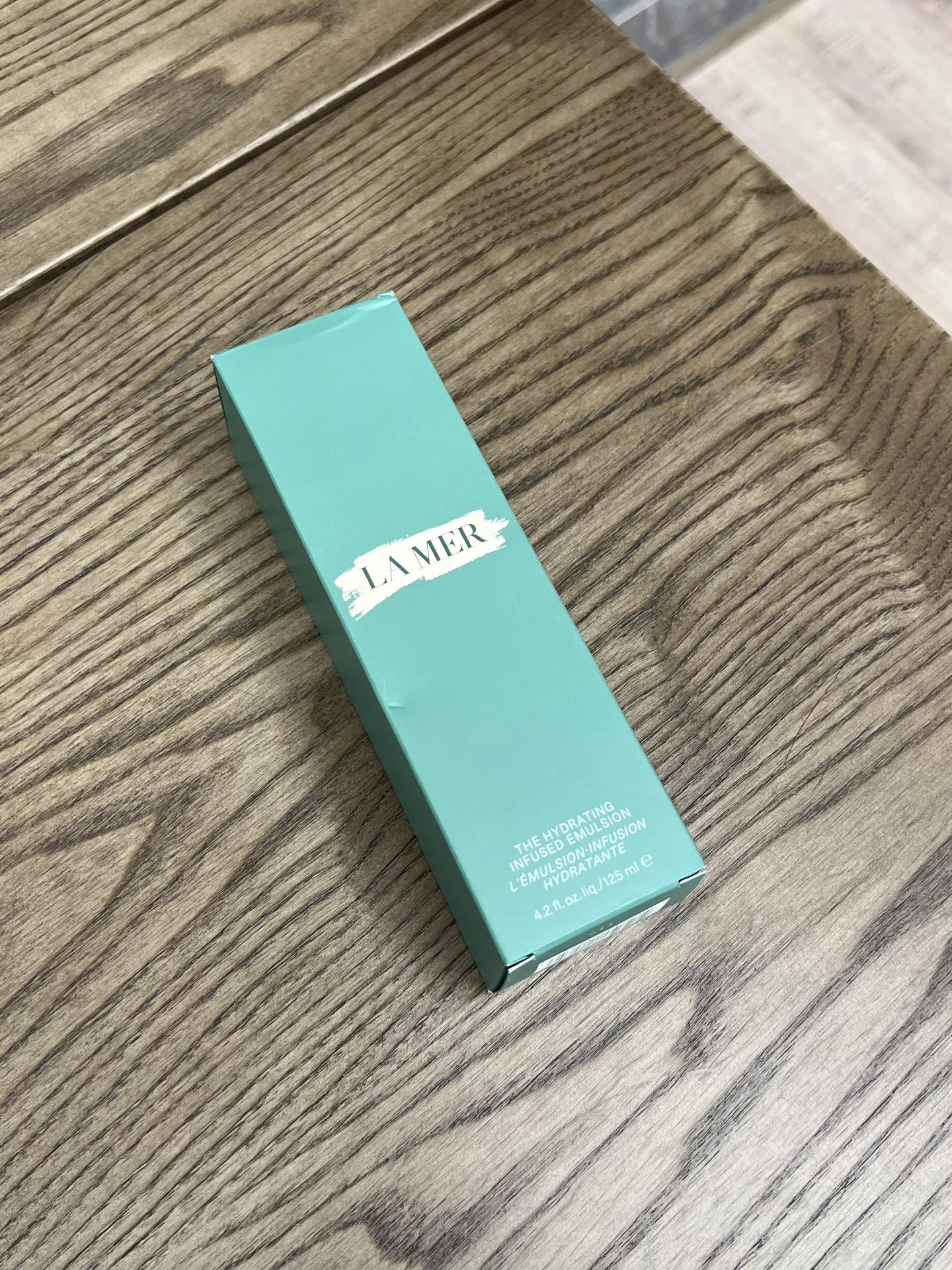 NO:808979,LAMER-La Mer Essence Milk!  !  !  Save oil sensitive skin!  I can never live without this magical milk after using it!  The texture is super light and thin, and it feels super refreshing on the face. After using it, the skin condition is obviously much more stable, and sensitive redness is soothed. Not only the fine lines and dry lines are lightened, but the skin is also more elastic, and it really feels like the skin is thickened by it. [Ingredients] LAMER has always been the 'leader' in the anti-aging repair industry, and I have to say that its 'star ingredient' magical active essence is really awesome. It can repair allergies and stings, and relieves sensitive redness!  Lime tea extract, the leader in antioxidant and anti-aging!  Promote the regeneration of collagen, and you will have a plump and supple face immediately!  [Skin feel] The texture of this essence is super light, especially suitable for summer use. It penetrates quickly and is not sticky. It is suitable for mothers with oily and sensitive skin!  Every time I use this product, my face feels soft and soft to the touch the next time I wake up. Even after staying up late, my skin looks bright and in good condition!  It truly deserves to be the essence of the LAMER family. It will not disappoint anyone and always gives you full surprises!  , skin care products19860909LAMER-海蓝之谜精萃乳！！！ 拯救油敏肌！用了再也离不开的神仙乳！质地超轻薄,上脸超超超超清爽～用完皮肤状态明显稳定了很多,敏感泛红都有被舒缓,不但细纹干纹变淡了,皮肤也有弹性了,真的感觉脸皮子有被它养厚【成分】 LAMER家一直是抗老修护界的“佼佼者”,不得不说它的“明星成分”神奇活性精萃是真的很牛,过敏刺痛都能修护,缓解敏感泛红超绝！酸橙茶精萃,抗氧抗老一把手！促进胶原蛋白新生,嘭弹水嫩的小脸蛋立马拥有！【肤感】这个精萃乳的质地超级轻盈,尤其适合夏天用,快速渗透不粘腻,妥妥的油敏肌亲妈！每次用完脸巨水润Q弹,第二起床摸上去都软软的,即使熬夜了皮肤看起来也亮亮的,状态妥妥的！真的不愧是LAMER 家族的精粹乳,不会让人失望,总能给到满满惊喜！,护肤品,accessory