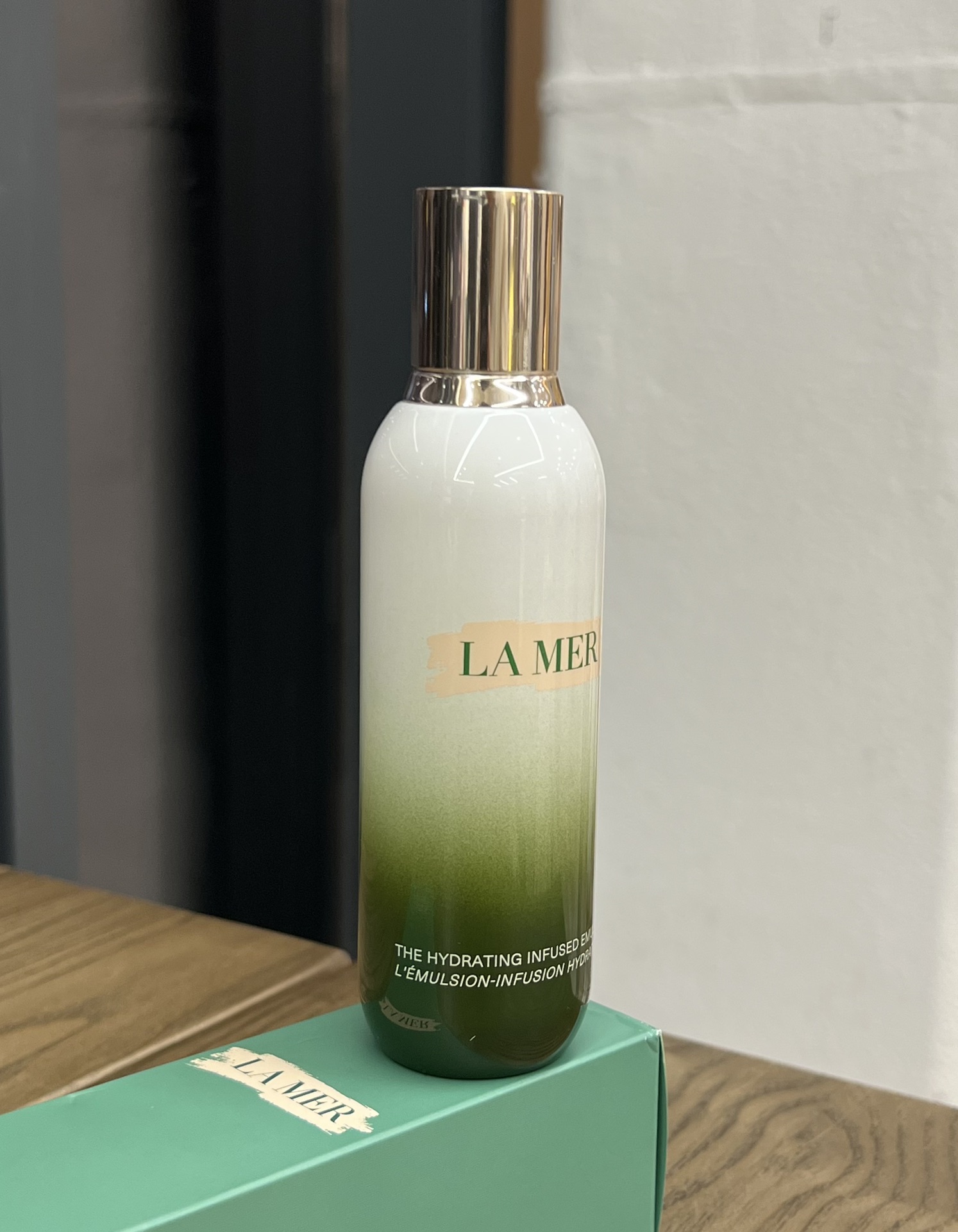 NO:808976,La Mer's Essence Milk will not feel any burden after use!  The texture is super light and feels super refreshing on the face!  'Its' characteristics: La Mer Repair Essence contains micro-molecule emulsion, which is light and non-sense, suitable for all skin types and sensitive skin. It contains crystal magical active essence. The brand's soul ingredient, alcohol crystallization, activates maternal cells!  'To put it simply, it can deeply anti-aging, fade lines, and accelerate skin regeneration.' It also contains the legendary repair secret recipe of the deep sea!  The soul ingredient, MIRACLE BROTH, is a magical active essence derived from pure deep-sea macroalgae. It is full of repairing and rejuvenating energy. It can effectively resist aging and lighten lines, repair and renew from the root, and deeply nourish and smooth the skin. Among them, lime tea essence can neutralize free radicals, delay aging, excellent antioxidant, and make you look younger. 'It' has the advantages of light and thin lotion texture, light skin feel, and is quickly absorbed on the face. The light floral fragrance smells particularly comfortable. With continued use, the skin will be moisturized and moisturized ~  After using the benefits of 'it', the skin condition is obviously much more stable, sensitivity and redness will be soothed, and the skin will be more elastic!  , skin care products19860909海蓝之谜的精粹乳使用后完全不会有负担！质地超轻薄,上脸超清爽！ “它”的特性海蓝之谜修护精粹乳蕴含微分子乳液,轻若无感,全肤质及敏感肌适用, 蕴含晶体神奇活性精粹,品牌灵魂成分醇致结晶激活母源细胞！ “简单来说就是可以深层抗老、淡化纹路、加速肌肤新生” 里面还蕴含深海传奇修护秘方！灵魂成分神奇活性精粹MIRACLE BROTH,源于纯净海域深海巨藻,满载修护焕活新能量,它可以卓越抗老淡纹、从根源修护焕新、深层滋养柔滑肌肤,其中酸橙茶精粹可以中和自由基,延缓衰老,卓越抗氧、愈见年轻. “它”的优点轻薄乳液质地,肤感轻盈,上脸吸收很快,淡淡的花香闻起来特别舒服,持续使用皮肤都是水润保湿的状态～ “它”的好处用完皮肤状态明显稳定了很多,敏感泛红都会舒缓,使皮肤更有弹性！,护肤品,accessory
