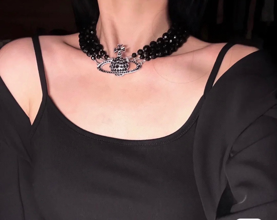 💰160 𝐕𝐢𝐯𝐢𝐞𝐧𝐧𝐞 𝐖𝐞𝐬𝐭𝐰𝐨𝐨𝐝🪐✨ 经典土星水晶项链vivienne westwood西太后土星项链!英国时装设计师,时装的朋克之母!时尚潮流风格,品质强大,超美的设计!简约大气刺绣Logo‼精致💎这个款不用担心不好看,因为经典的元素洋气的新设计!赠礼的完美之选,充分展现个性风范。品质非常整个首饰给人大牌气场的同时又非常精致,让整个人的层次提升好几个level💟绝对值得入手‼️🌟