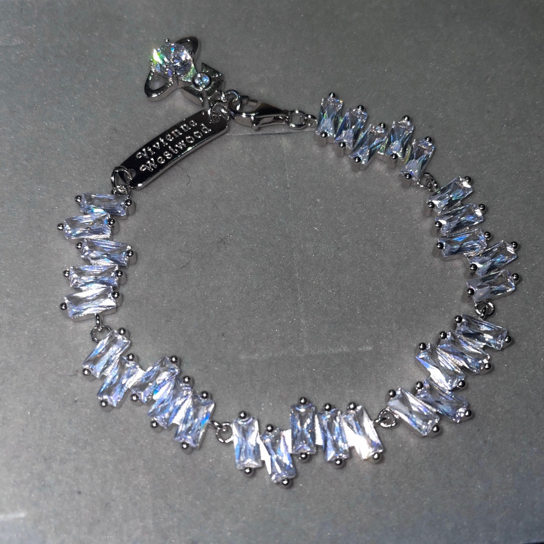 P项链130 P手链110 𝐕𝐢𝐯𝐢𝐞𝐧𝐧𝐞 𝐖𝐞𝐬𝐭𝐰𝐨𝐨𝐝🪐✨ 经典水晶土星手链项链 vivienne westwood西太后土星手链!英国时装设计师,时装的朋克之母!时尚潮流风格,品质强大,超美的设计!简约大气刺绣Logo‼精致💎这个款不用担心不好看,因为经典的元素洋气的新设计!赠礼的完美之选,充分展现个性风范。品质非常整个首饰给人大牌气场的同时又非常精致,让整个人的层次提升好几个level💟绝对值得入手‼️🌟