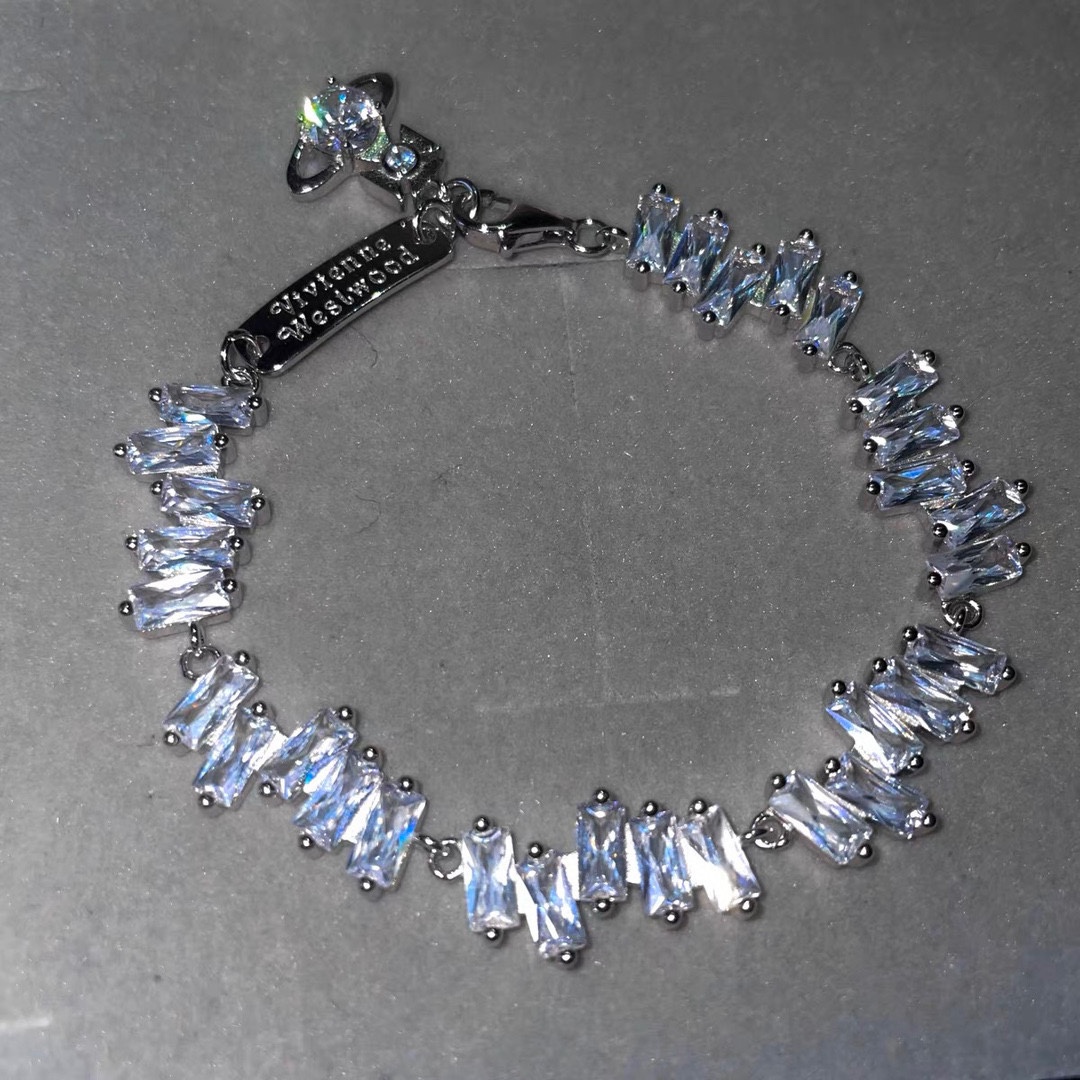 P项链130 P手链110 𝐕𝐢𝐯𝐢𝐞𝐧𝐧𝐞 𝐖𝐞𝐬𝐭𝐰𝐨𝐨𝐝🪐✨ 经典水晶土星手链项链 vivienne westwood西太后土星手链！英国时装设计师，时装的朋克之母！时尚潮流风格，品质强大，超美的设计！简约大气刺绣Logo‼精致💎这个款不用担心不好看，因为经典的元素洋气的新设计！赠礼的完美之选，充分展现个性风范。品质非常整个首饰给人大牌气场的同时又非常精致，让整个人的层次提升好几个level💟绝对值得入手‼️🌟