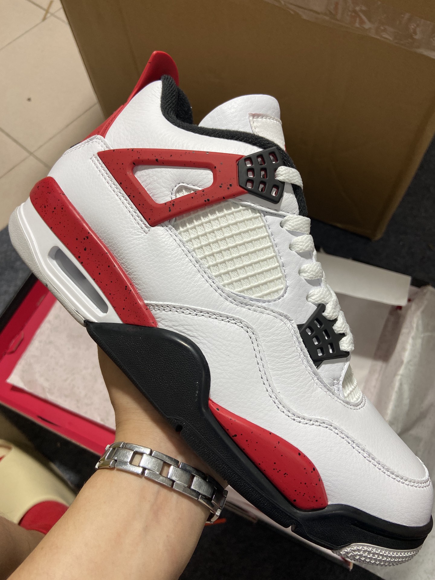 AJ4白黑红尺码36-47.5总裁R