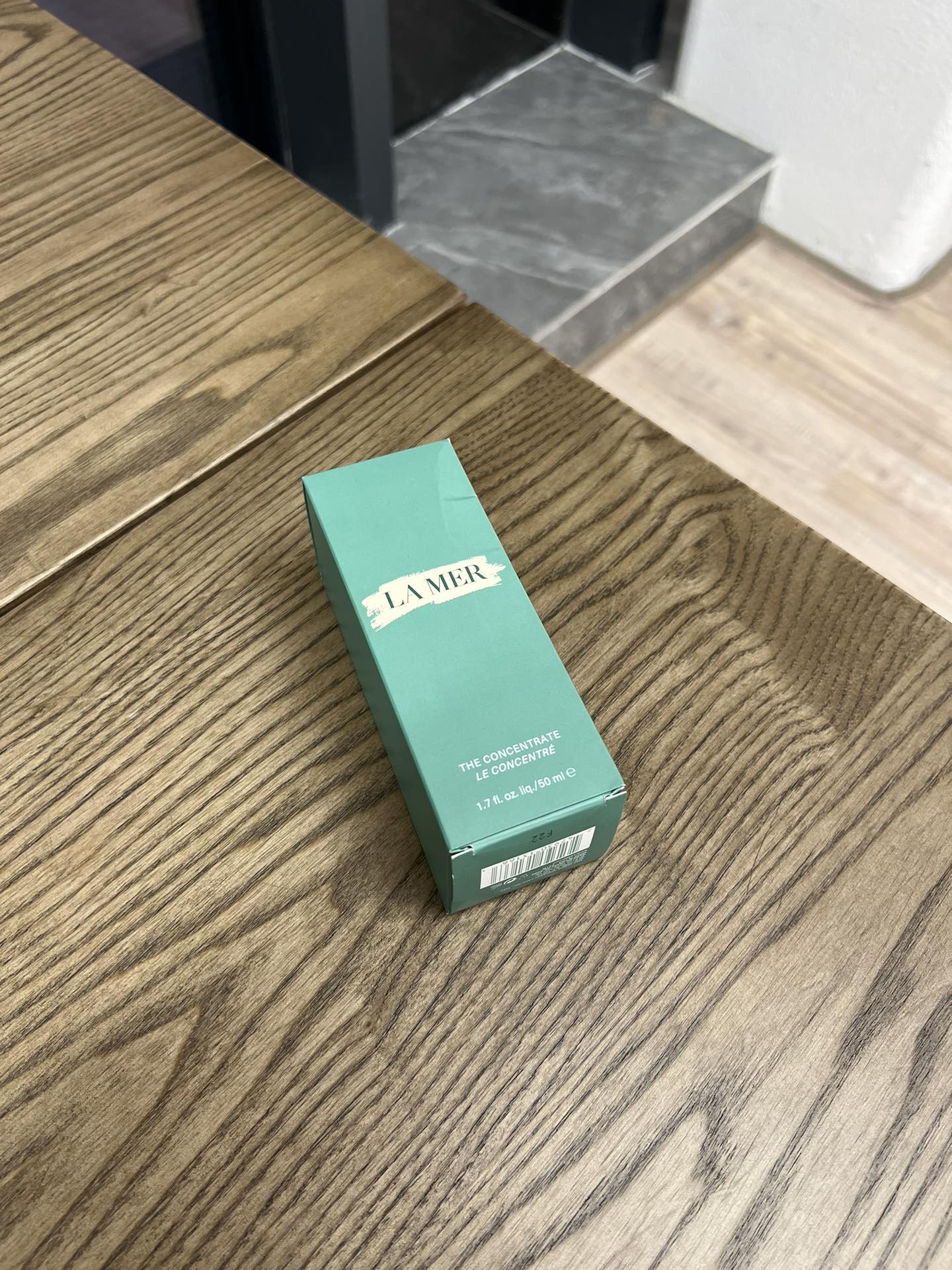 NO:808964,LAMER La Mer Concentrated Repair Essence Autumn and winter are coming!  Worried about damaged skin barrier, dryness and redness, La Mer brings you a perfect sense of security and repairs your fragile skin!  Features La Mer Concentrated Repair Essence contains the magical active essence 'MIRACLEBROTH', the soul ingredient of the legendary repair recipe of the deep sea, which is derived from deep-sea macroalgae in the pure sea. It is full of repair and rejuvenation energy. It can excellently anti-aging and lighten lines, repair and renew from the root, and deeply nourish and smooth the skin!  Among them, lime tea essence can neutralize free radicals and delay aging. It has excellent antioxidants and makes you look younger. It also contains stabilizing and balancing essence that can strengthen fragile skin and bring the skin back to a stable and healthy state!  , skin care products19860909LAMER海蓝之谜浓缩修护精华露 秋冬季来临！担心肌肤屏障受损、干燥泛红 海蓝之谜给你带来满分“安全感”修护你的脆弱肌！ 特性海蓝之谜浓缩修护精华露蕴含深海传奇修护秘方一灵魂成分神奇活性精粹“MIRACLEBROTH”源于纯净海域深海巨藻,满载修护焕活新能量它可以卓越抗老淡纹、从根源修护焕新、深层滋养柔滑肌肤！其中酸橙茶精粹可以中和自由基延缓衰老,卓越抗氧、愈见年轻、还蕴含稳定平衡精粹可以强韧脆弱肤质,将肌肤带回稳定健康状态！,护肤品,accessory