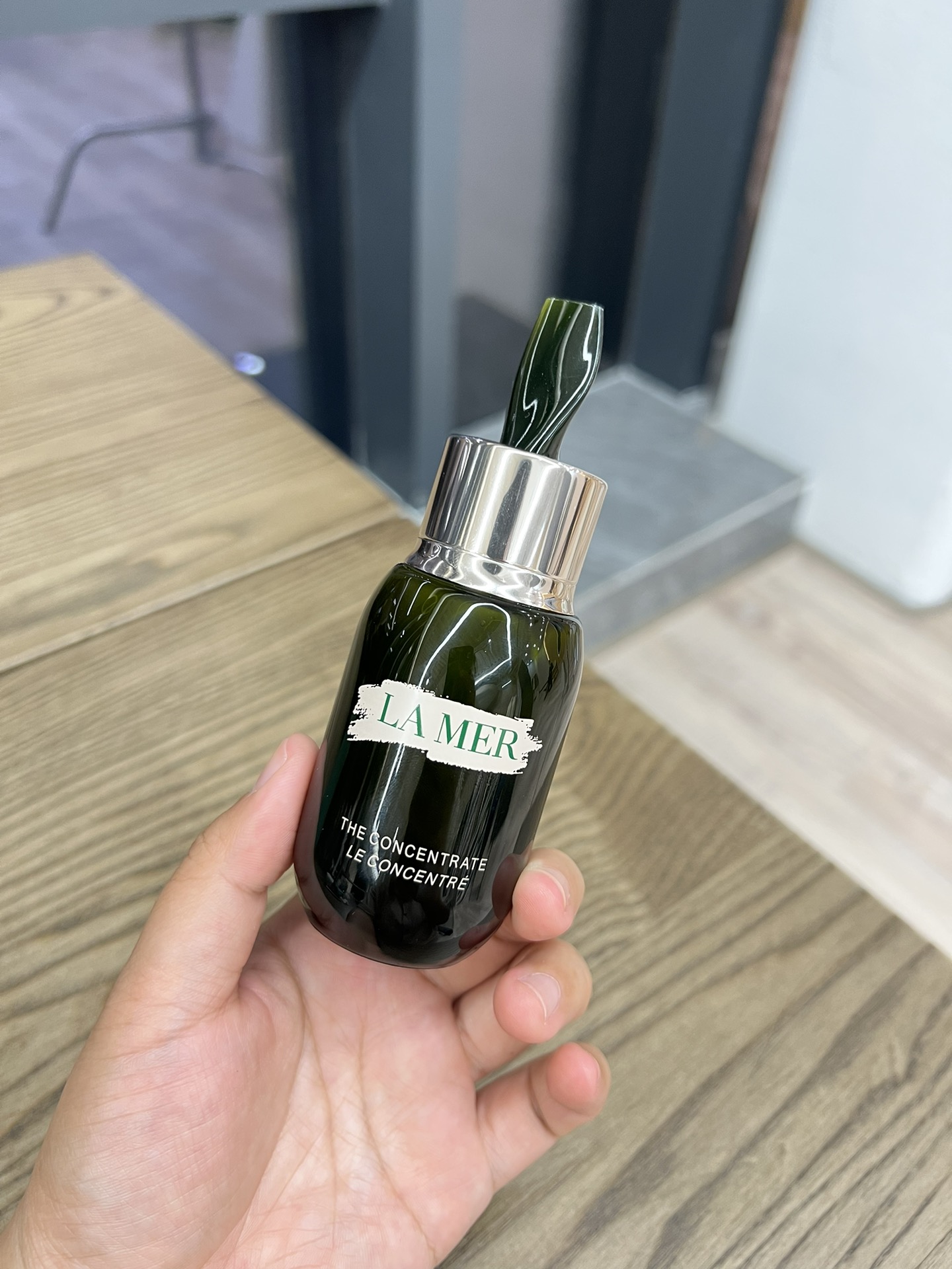 NO:808961,La Mer Concentrated Repair Essence [50ml] contains the legendary repair soul ingredient of the deep sea - Miraculous Active Essence [MIRACLE BROTH] derived from deep-sea macroalgae in pure sea areas. It is full of repair and rejuvenation energy. It can excellently anti-aging and light lines, repair, renew and deeply nourish and smooth the skin from the root!  Among them, lime tea essence can neutralize free radicals, delay aging, provide excellent antioxidants, and make you look younger. It contains stabilizing and balancing essence, which can strengthen fragile skin and bring the skin back to a stable and healthy state!  , skin care products19860909海蓝之谜浓缩修护精华露【50ml】 蕴含深海传奇修护灵魂成分——神奇活性精粹【MIRACLE BROTH】源于纯净海域深海巨藻,满载修护焕活新能量它可以卓越抗老淡纹从根源修护焕新深层滋养柔滑肌肤！其中酸橙茶精粹可以中和自由基、延缓衰老 、卓越抗氧 、愈见年轻.蕴含稳平衡精粹、可以强韧脆弱肤质将肌肤带回稳定健康状态！,护肤品,accessory