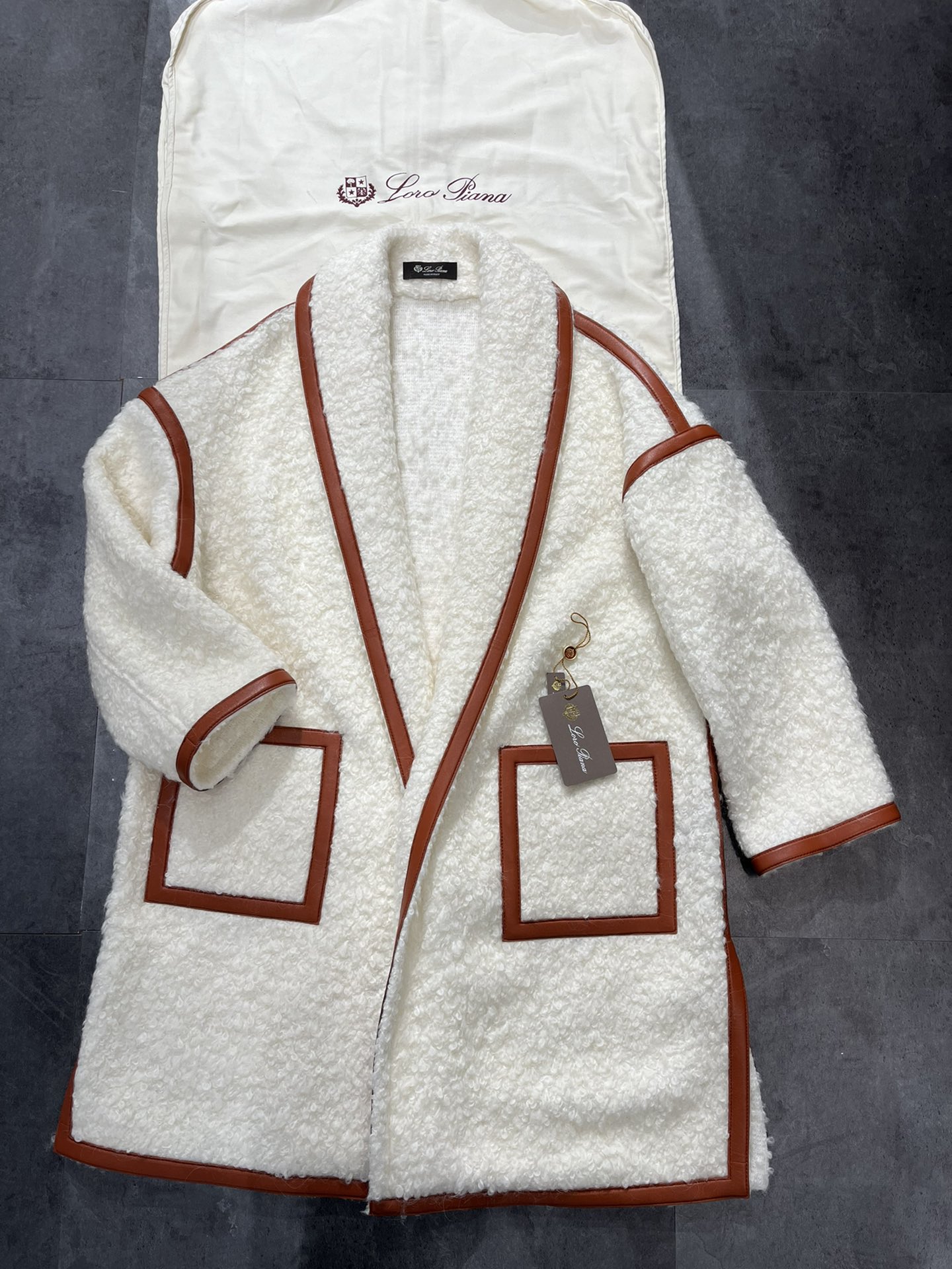 L PZD23新款马海毛➕羊毛材质外套，只有M了️wjee9真皮包边定型工艺专柜同步，非常高档，防尘袋➕ED