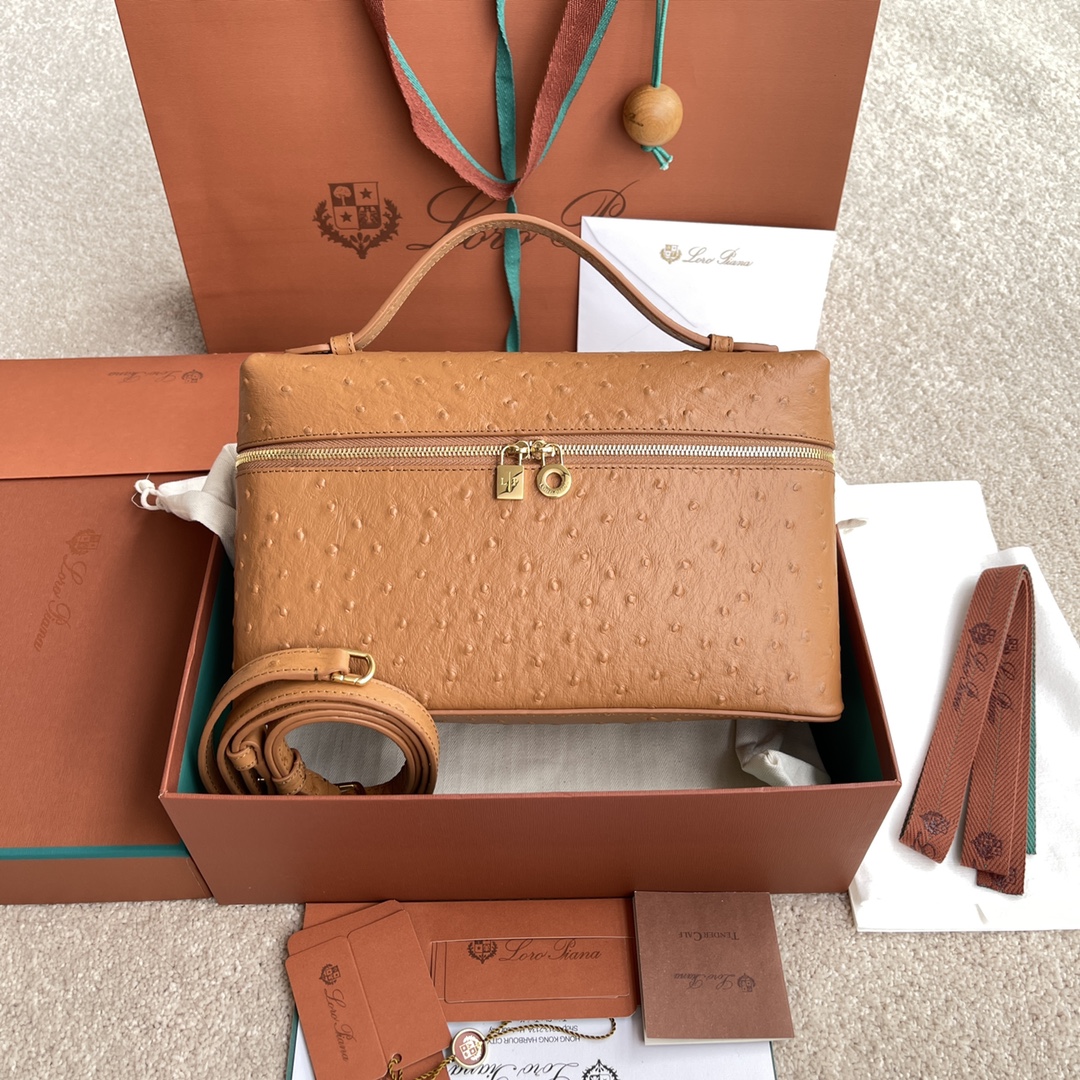 NO:198934,Original leather (not equipped with packaging) L lunch box bag #ostrich pattern series #caramel color [imported original leather   pure steel gold hardware] Calfskin ostrich pattern production main material ~ sheepskin lining # The wide opening small bag is made of butter soft calf leather. It comes with removable shoulder straps to create a versatile mini bag. Two-way zipper opening, height 16cm*width 27cm*deep 10cm. Item number: FAN, LP, loro piana, mini bags, cowhide, sheepskin19860909原厂皮 (不配包装) L 饭盒包#鸵鸟纹系列#焦糖色【进口原厂皮 纯钢金色五金】 小牛皮鸵鸟纹制作主体材质~羊皮里料# 宽开口小袋采用如黄油般柔软的小牛皮打造.随附可拆卸肩带,可打造出百搭迷你包袋.双向拉链开口, 高度16cm*宽度27cm*深度10cm. 货号:FAN,LP,loro piana,mini bags,cowhide,sheepskin,Bag