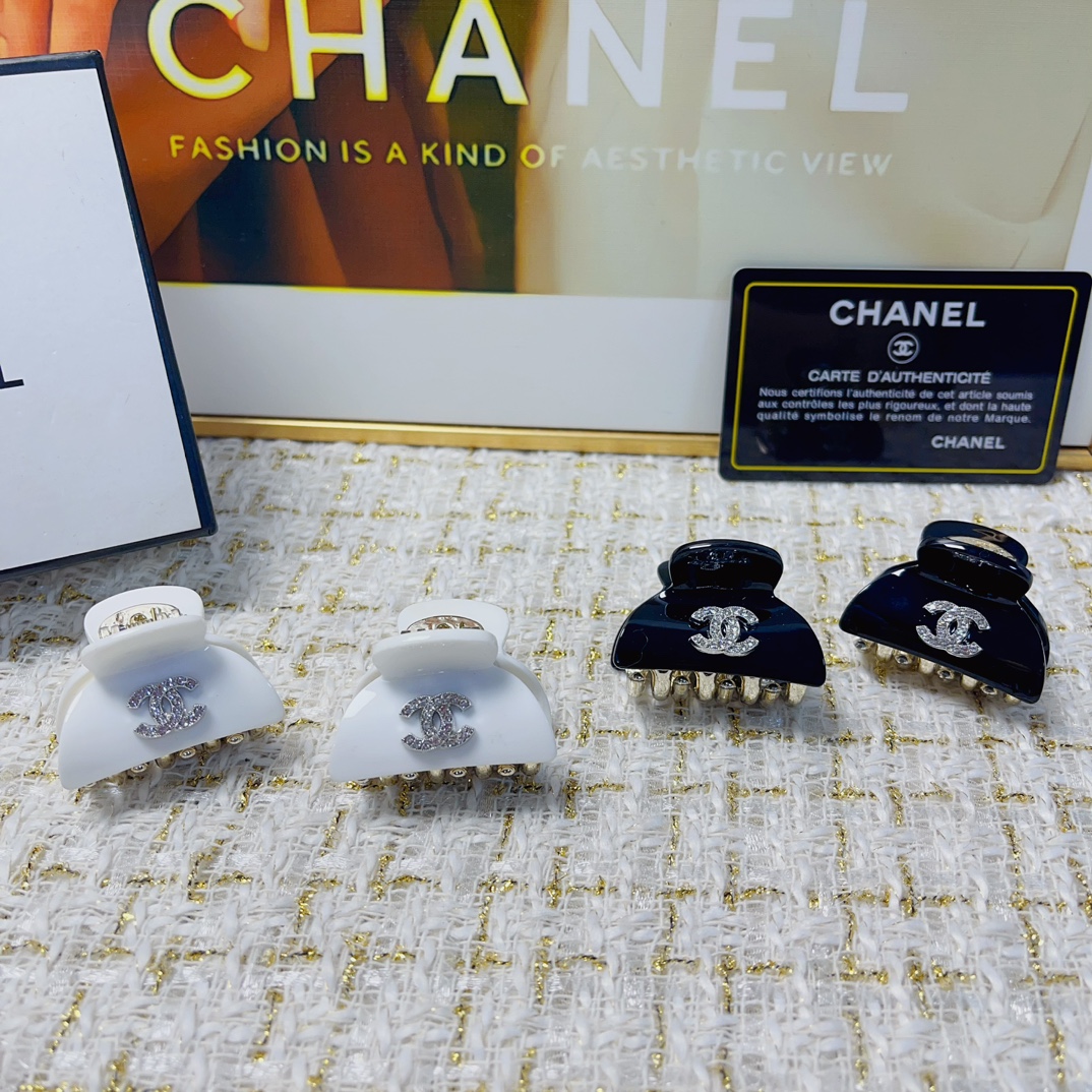 NO:280979,Chanel Xiaoxiang Chanel clip New acrylic logo clip Korean version small edge clip Exquisite little fairy must-in item Treasure style Close eyes recommended (a pair) hair accessories, hairpins, chanel, hairpins19860909Chanel小香 Chanel抓夹 新款亚克力logo抓夹韩版小边夹 精致小仙女必入单品 宝藏款 闭眼入推荐款（一对）发饰,发夹,chanel,hairpins,accessory