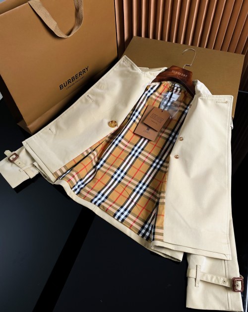 Trench-coat Burberry en gabardine avec doublure à carreaux Vintage 1 Trench-coat Burberry en gabardine avec doublure à carreaux Vintage