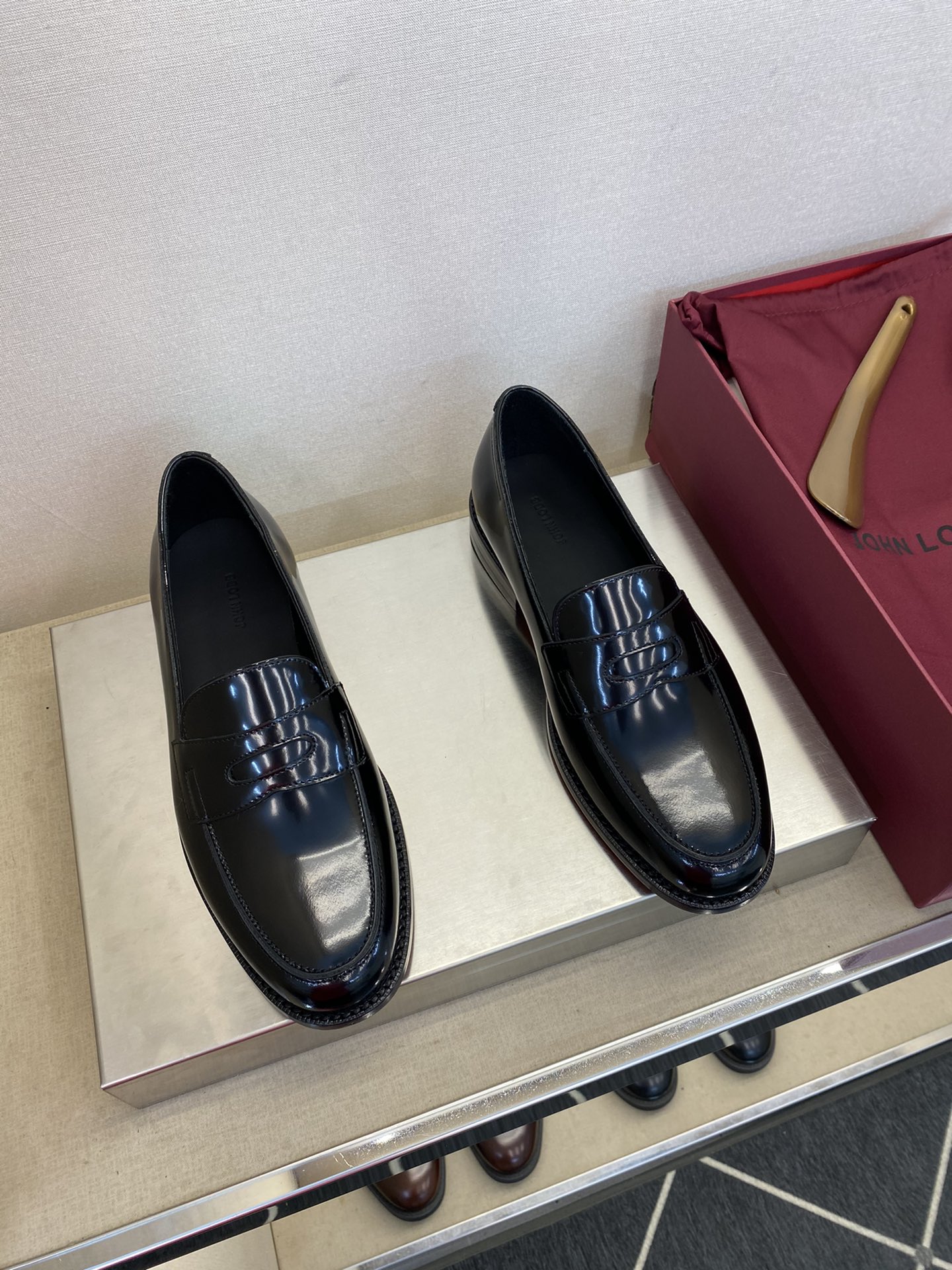 NO:604975,[JOHN LOBB] British Zunzhan Shoes HERME*'s privately customized high-end brand, exclusive loafers, regular size 39 to 44, (5 to 10) focusing on high-end customization!  goods!  Top craftsmanship [strong]!  Made entirely of imported calfskin (super texture and feel), creating a softer and more comfortable foot feel!  The interior is made of imported calfskin, and the attached pads are made of thick, wear-resistant water-dyed calfskin!  Fully imported leather outsole!  !  Super ceremonial!  Gentleman style!  38,45,46, custom-made, non-refundable, hermes, loafers, cowhide, Leather soles19860909【JOHN LOBB】英国尊湛鞋履 HERME＊旗下私人定制高端品牌 专属乐福鞋 正码39一44,(5一10) 专注高端定制！货！顶级手工艺[强]！全采用全面进口小牛皮料(超强质感、手感),打造更柔软舒适脚感！内里进口小牛皮,附垫均用厚实耐磨水染小牛皮！全进口皮丕真皮大底！！超级仪式感！绅士风！38,45,46,订做不退换,,hermes,loafers,cowhide,Leather soles,Men's shoes