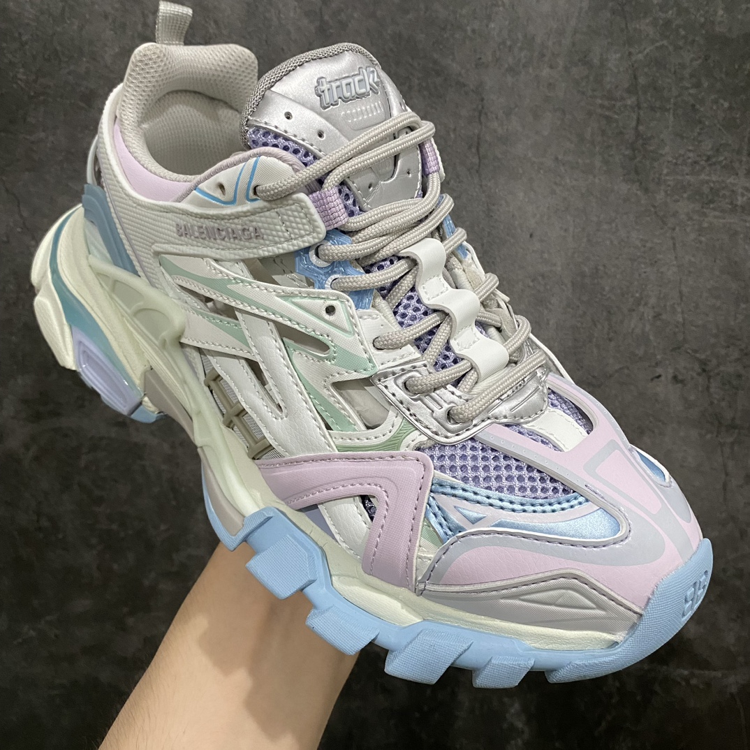 图片[3]-【VG升级版】BALENCIAGA Track 2.0巴黎世家四代复古老爹鞋 马卡龙色nn绝对的目前市场最好的版本n版型细节清洁度比x8 xK版要好n 全套原纸板楦头开发 最原汁原味的灵魂版型 全鞋荧光划线卡点 胶水把控整洁度追求极致完美 每一双都是工艺品 多重QC质检 超越公司货的品控标准 实实在在的免检产品 原盒原配 正确字体电绣 粗细、位置、大小正确 侧边TPU 透气孔匹配意产原版 正确气垫分离大底 TPU软底 原版一致大底LOGO 立体感十足 原厂皮料水洗做旧 采购原厂网纱 该款鞋采用网眼布和尼龙制成 不含皮革 鞋舌饰有Track.2橡胶品牌标识 外侧饰有橡胶品牌标识 泡沫后帮压印品牌标识 外底正面压印BB标识 由176块饰片拼接而成的铰接式鞋面 侧面配金属质感网眼布 内面配有额外金属光泽饰件 包含1副鞋带和1副备用鞋带 后帮配有拉环鞋提 动态鞋底设计 为双脚带来后续的助力  正常尺码Size：35 36 37 38 39 40 41 42 43 44 45 46-莆田鞋批发中心