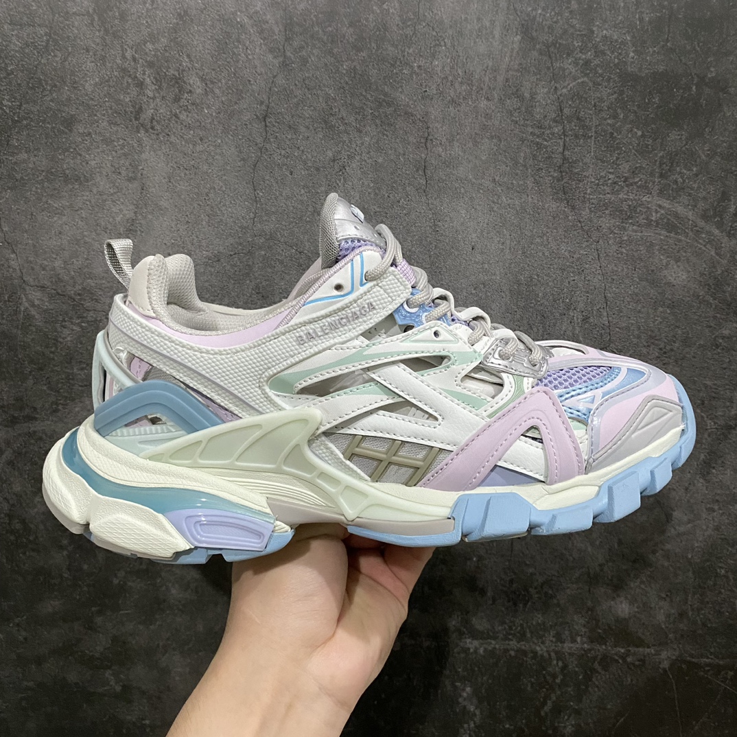 【VG升级版】BALENCIAGA Track 2.0巴黎世家四代复古老爹鞋 马卡龙色nn绝对的目前市场最好的版本n版型细节清洁度比x8 xK版要好n 全套原纸板楦头开发 最原汁原味的灵魂版型 全鞋荧光划线卡点 胶水把控整洁度追求极致完美 每一双都是工艺品 多重QC质检 超越公司货的品控标准 实实在在的免检产品 原盒原配 正确字体电绣 粗细、位置、大小正确 侧边TPU 透气孔匹配意产原版 正确气垫分离大底 TPU软底 原版一致大底LOGO 立体感十足 原厂皮料水洗做旧 采购原厂网纱 该款鞋采用网眼布和尼龙制成 不含皮革 鞋舌饰有Track.2橡胶品牌标识 外侧饰有橡胶品牌标识 泡沫后帮压印品牌标识 外底正面压印BB标识 由176块饰片拼接而成的铰接式鞋面 侧面配金属质感网眼布 内面配有额外金属光泽饰件 包含1副鞋带和1副备用鞋带 后帮配有拉环鞋提 动态鞋底设计 为双脚带来后续的助力  正常尺码Size：35 36 37 38 39 40 41 42 43 44 45 46-莆田鞋批发中心