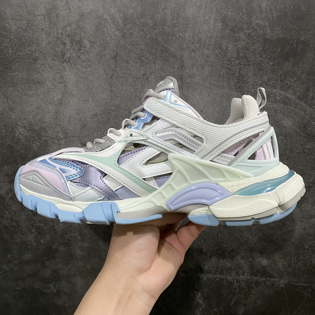 图片[2]-【VG升级版】BALENCIAGA Track 2.0巴黎世家四代复古老爹鞋 马卡龙色nn绝对的目前市场最好的版本n版型细节清洁度比x8 xK版要好n 全套原纸板楦头开发 最原汁原味的灵魂版型 全鞋荧光划线卡点 胶水把控整洁度追求极致完美 每一双都是工艺品 多重QC质检 超越公司货的品控标准 实实在在的免检产品 原盒原配 正确字体电绣 粗细、位置、大小正确 侧边TPU 透气孔匹配意产原版 正确气垫分离大底 TPU软底 原版一致大底LOGO 立体感十足 原厂皮料水洗做旧 采购原厂网纱 该款鞋采用网眼布和尼龙制成 不含皮革 鞋舌饰有Track.2橡胶品牌标识 外侧饰有橡胶品牌标识 泡沫后帮压印品牌标识 外底正面压印BB标识 由176块饰片拼接而成的铰接式鞋面 侧面配金属质感网眼布 内面配有额外金属光泽饰件 包含1副鞋带和1副备用鞋带 后帮配有拉环鞋提 动态鞋底设计 为双脚带来后续的助力  正常尺码Size：35 36 37 38 39 40 41 42 43 44 45 46-莆田鞋批发中心