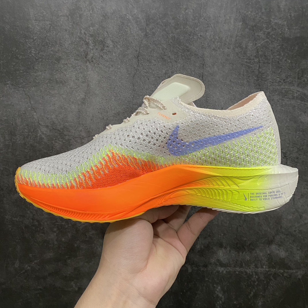 图片[2]-【顶级No.1版】Nike ZoomX Vaporfly Next% 3\”Pink/Yellow/Black\”空气飞行3代系列马拉松轻量超跑竞速运动慢跑鞋“白黄渐变” 货号：DV4129-101n男鞋真标半码制升级原楦原纸版数据开发版型n采用同源数据开发Flyknit织物融合TPU丝半透明鞋面材质n中底采用ZoomX泡棉+FlyPlate铲型塑料碳板 外置防滑耐磨大底片❗️科技扛鼎，再次提升！ 尺码：39 40 40.5 41 42 42.5 43 44 44.5 45nn近日，Nike全新顶级缓震跑鞋亮相，那就是深受马拉松跑者喜爱的 Nike ZoomX Vaporfly NEXT% 系列新鞋Nike Vaporfly NEXT% 3！从整体结构上看，这一代Vaporfly变化不大，依然是“三明治”结构中底，但细节上确实有了不少变化。最大的改动是将原本的上翘中底改为了钻石切割造型，将外延长度缩短，宽度进行增加，提高了落地稳定性。外底采用华夫格纹路，透过ZoomX泡棉内置的 FlyPlate 碳板清晰可见。-莆田鞋批发中心