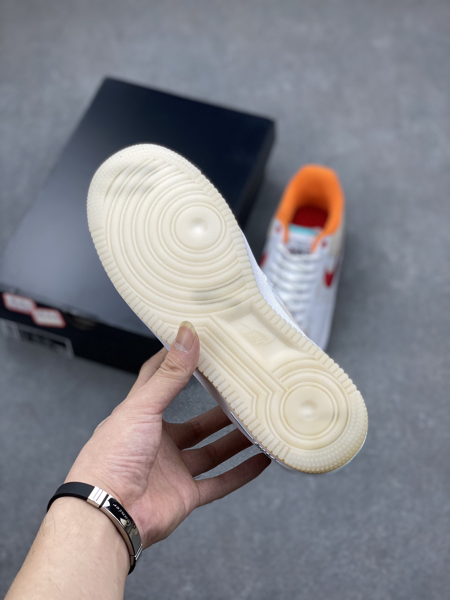 Nike Air Force 1 Low '07: Casual Comfort with Stylish Red Accents 7 i1694734403 3041 5