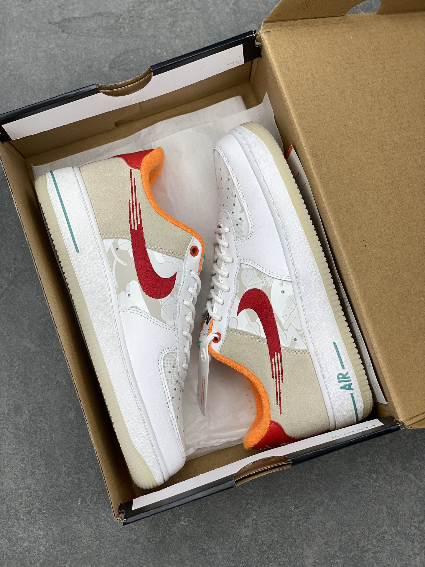 Nike Air Force 1 Low '07: Casual Comfort with Stylish Red Accents 10 i1694734403 4617 8