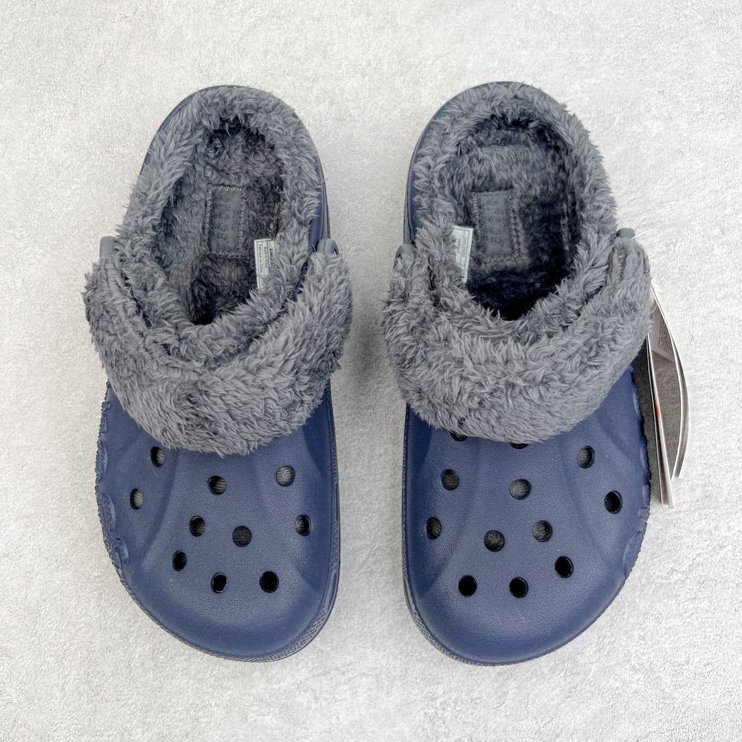 图片[2]-💰120 ＃DG莞产 Crocs Baya Clog 卡骆驰经典贝雅简约休闲沙滩洞洞拖鞋凉鞋秋冬加绒款 透明防水袋包装 注意配件需单独购买 超轻Croslite专利材料打造 鞋面更加耐用易清洗 该鞋款轻盈舒适 2002年 经典克骆格诞生 秉承外形简单 穿着舒适的初衷 不断为消费者带来舒适的穿着体验 穿出“趣”味 鞋面洞洞可搭彰显个性的智必星 一鞋两穿 可调节式后跟带增添鞋身的稳固性能 放前面变成愜意舒适的凉拖 放后面行走跑跳更加稳妥 Croslite ™材料 封闭式细胞树脂 能够在体温作用下自动变形以适应脚部形状 涉水性优秀的同时易于清洁 抓地力强 不易打滑 Crocs的核心理念：轻便 灵活 全方位的舒适感 同步官方尺码：M4（36-37） M5（37-38）M6（38-39）M7（39-40）M8（41-42）M9（42-43）M10（43-44）M11（45-46） 编码：by1936090-运动鞋