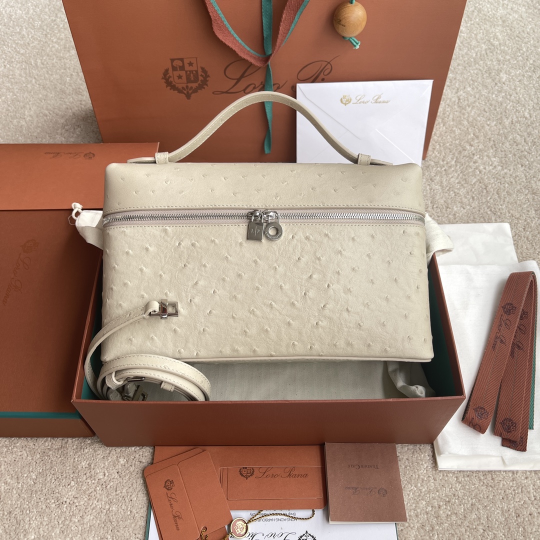 NO:205652,~(not equipped with packaging) L lunch box bag #ostrich pattern series #light lime [imported original leather   pure steel silver hardware] Calfskin ostrich pattern production main material ~ sheepskin lining# The wide opening bag is made of butter-like soft calfskin. It comes with removable shoulder straps, which can create a versatile mini bag. Two-way zipper opening, height 16cm*width 27cm*deep 10cm. Item number: FAN 2034, LP, loro piana, mini bags, cowhide, sheepskin19860909～(不配包装) L 饭盒包#鸵鸟纹系列#浅石灰【进口原厂皮 纯钢银色五金】 小牛皮鸵鸟纹制作主体材质~羊皮里料# 宽开口小袋采用如黄油般柔软的小牛皮打造.随附可拆卸肩带,可打造出百搭迷你包袋.双向拉链开口, 高度16cm*宽度27cm*深度10cm. 货号:FAN 2034,LP,loro piana,mini bags,cowhide,sheepskin,Bag