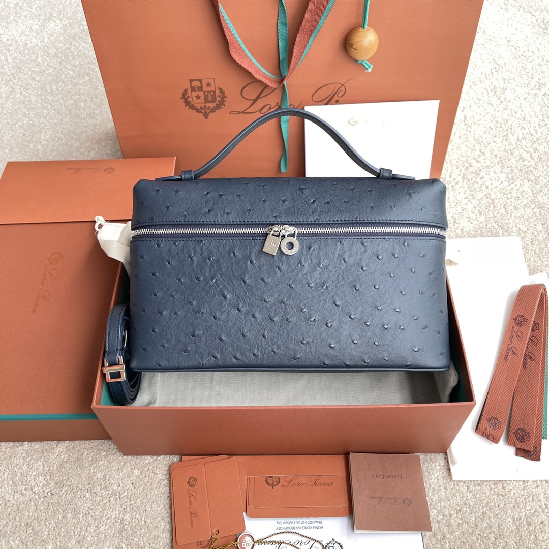 NO:198219,~(not equipped with packaging) L lunch box bag #ostrich pattern series #midnight blue [imported original leather   pure steel silver hardware] calfskin ostrich pattern production main material ~ sheepskin lining# The wide opening bag is made of butter-like soft calfskin. It comes with removable shoulder straps, which can create a versatile mini bag. Two-way zipper opening, height 16cm*width 27cm*deep 10cm. Item number: FAN 2034, LP, loro piana, mini bags, cowhide, sheepskin19860909～(不配包装) L 饭盒包#鸵鸟纹系列#午夜蓝【进口原厂皮 纯钢银色五金】 小牛皮鸵鸟纹制作主体材质~羊皮里料# 宽开口小袋采用如黄油般柔软的小牛皮打造.随附可拆卸肩带,可打造出百搭迷你包袋.双向拉链开口, 高度16cm*宽度27cm*深度10cm. 货号:FAN 2034,LP,loro piana,mini bags,cowhide,sheepskin,Bag
