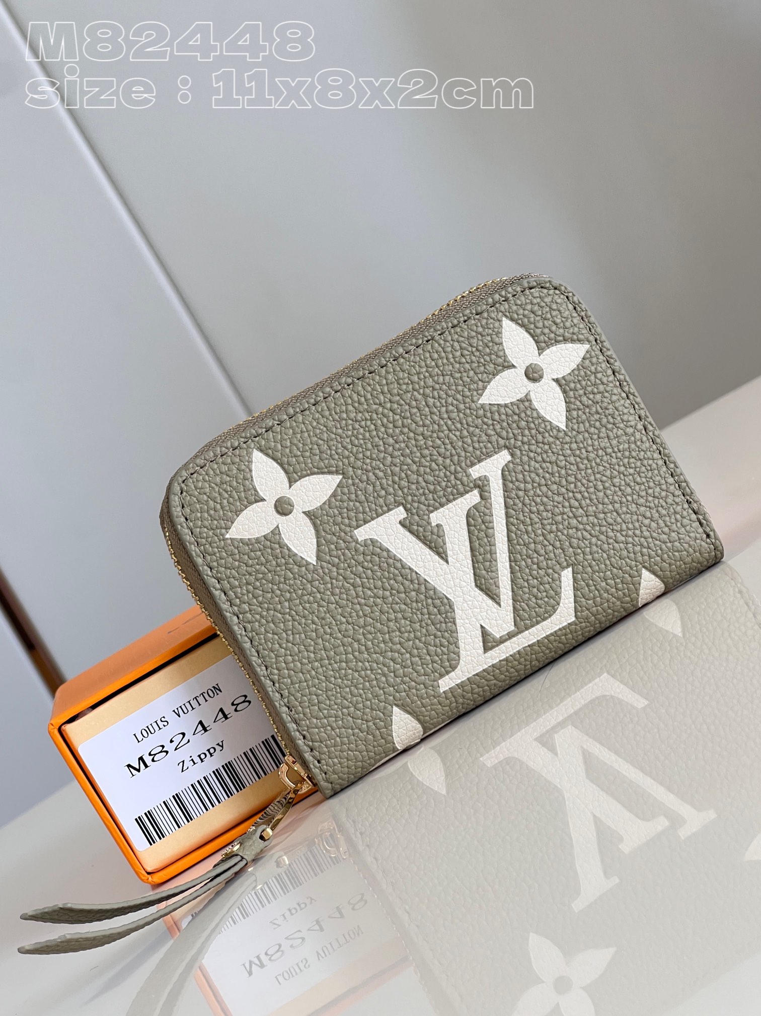 NO:400737,【Exclusive real photo M82448 green】 This ZIPPY zipper coin wallet is made of Monogram Empreinte grain leather, while the Monogram embossed pattern is designed in elegant two-color earth tones, and is equipped with two large organ compartments, two built-in patch pockets and multiple business card interlayers. 11 x 8.5 x 2 cm (length x height x width) C.280, LV [original leather], louis vuitton19860909【独家实拍 M82448绿】 這款ZIPPY拉鏈零錢包選用Monogram Empreinte粒面皮革製作,而Monogram壓花圖案則以優雅的雙色大地色調設計,更配備兩個大型風琴式隔層、兩個內置貼袋和多個名片夾層.11 x 8.5 x 2厘米 (長度 x 高度 x 闊度) C.280,LV【原厂皮】,louis vuitton,Bag