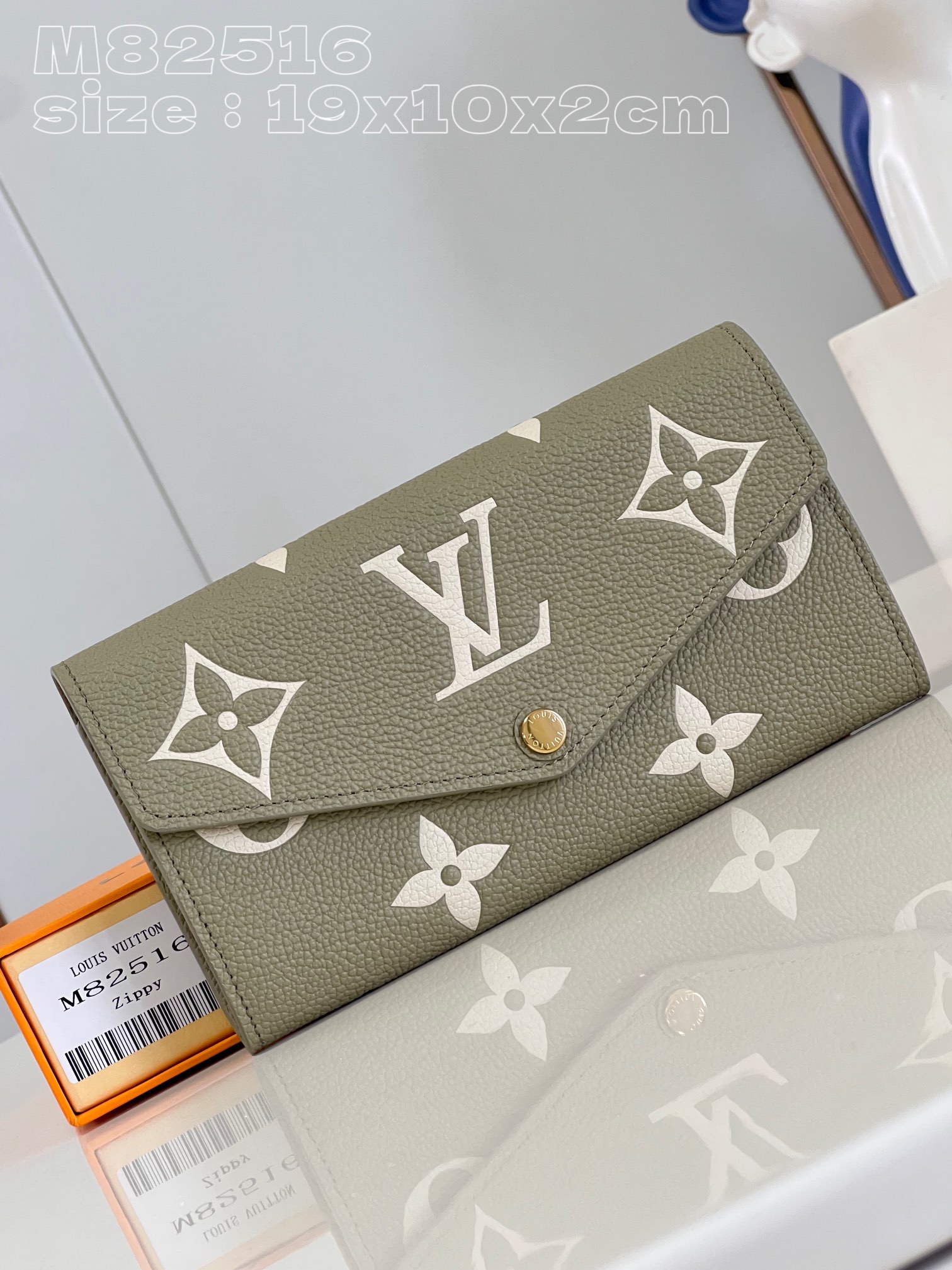 NO:400740,【Exclusive real photo M82516 green】This Louis Vuitton classic Sarah wallet is elegant in two-tone Monogram Empreinte leather, embellished with the iconic Monogram embossed pattern. The envelope bag cover is designed with a golden snap buckle to open and close, revealing the orderly interior space when opened. This wallet has two large compartments and multiple pockets, and is equipped with 16 credit card mezzanines. 19 x 10.5 x 2 cm (length x height x width) C.370, LV [original leather], louis vuitton, louis vuitton19860909【独家实拍 M82516绿】這款路易威登經典的Sarah錢包以雙色調Monogram Empreinte皮革打造優雅外形,綴有標誌性的Monogram壓花圖案.信封式袋蓋設計配以金色按扣穩妥開合,掀開即展露井然有序的內部空間 .這款錢包設有兩個大型隔層和多個口袋,更備有16個信用卡夾層.19 x 10.5 x 2厘米 (長度 x 高度 x 闊度) C.370,LV【原厂皮】,louis vuitton,louis vuitton,Bag