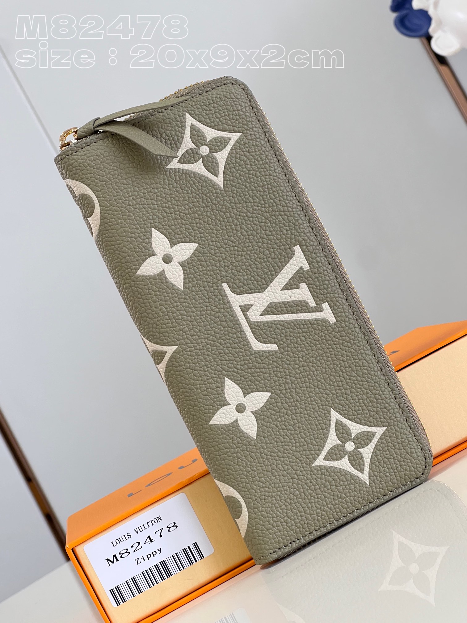 NO:400742,【Exclusive real photo M82478 green】 This Clémence wallet is decorated with a two-tone Monogram pattern, which is full of casual and elegant atmosphere. The design is made of Monogram Empreinte leather, and the color contrasting Monogram pattern is exquisitely embellished on the leather with embossing and printing techniques. The Clémence wallet is also equipped with two large organ compartments, two built-in patch pockets and a zipper change compartment. 20 x 9 x 2 cm (length x height x width) C.350, LV [original leather], louis vuitton19860909【独家实拍 M82478绿】 這款Clémence錢包綴有雙色調Monogram圖案,洋溢休閒優雅氣息.設計選用Monogram Empreinte皮革製作,將色彩對比鮮明的Monogram圖案以壓花及印花工藝精巧點綴在皮革上.Clémence 錢包同時亦配備兩個大型風琴式隔層、兩個內置貼袋和一個拉鏈零錢格.20 x 9 x 2厘米(長度 x 高度 x 闊度) C.350,LV【原厂皮】,louis vuitton,Bag