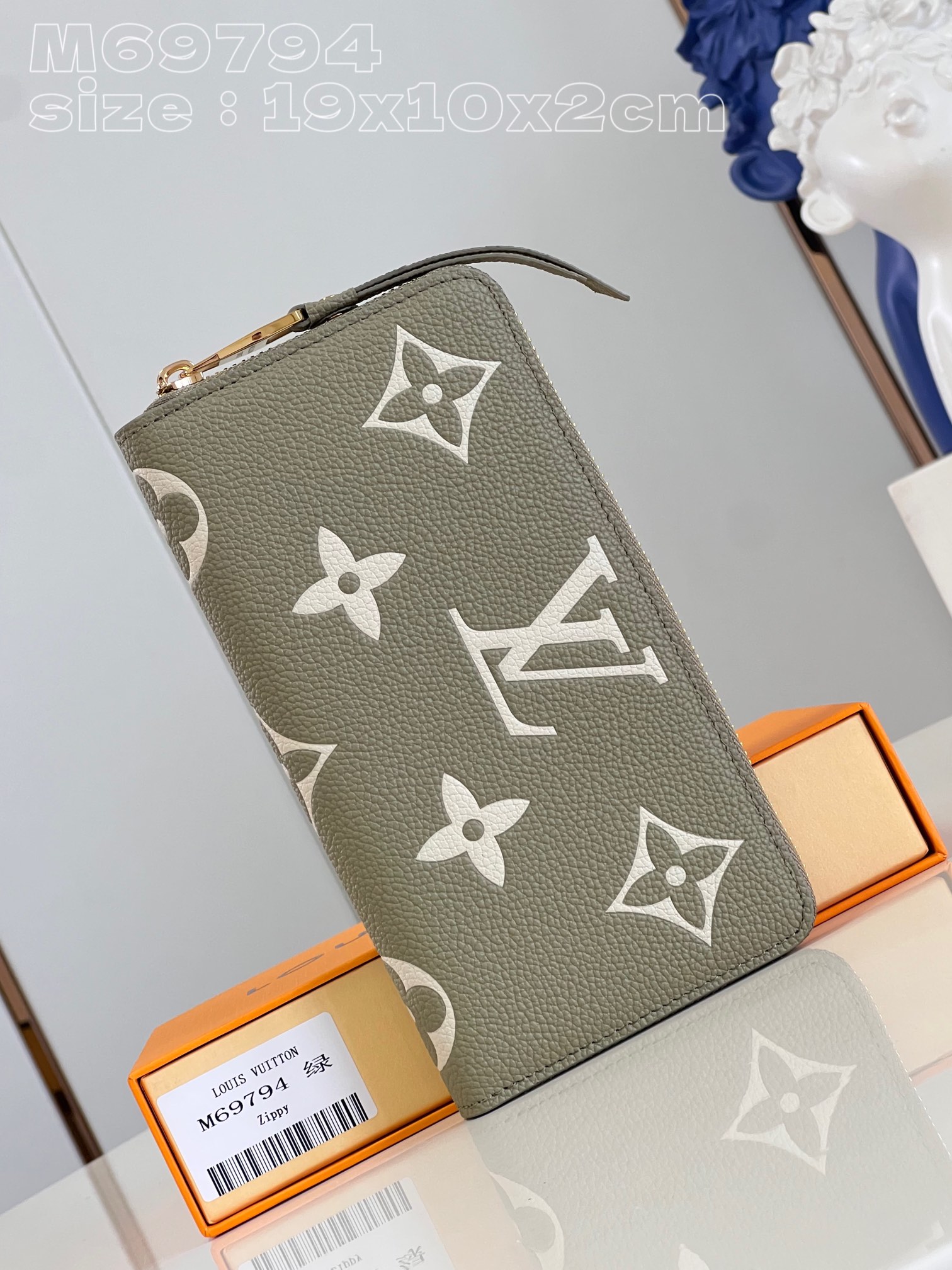NO:400744,【Exclusive real photo M69794 green】This zippy wallet is made of two-color Monogram Empreinte leather, and Monogram pattern is embossed and printed on calfskin. The zipper wallet adopts a safe and practical full zipper closure design, equipped with multiple inner bags, compartments and credit card mezzanines, making it a classic wallet style of Louis Vuitton with a sophisticated design. 19.5 x 10.5 x 2.5 cm (length x height x width) C.370, LV [original leather], louis vuitton, louis vuitton, cowhide19860909【独家实拍 M69794绿】這款zippy錢包以雙色Monogram Empreinte皮革製造,Monogram圖案以壓花和印花技術綴於小牛皮上.拉鏈錢包採用安全實用的全拉鏈開合設計,配有多個內袋、隔層和信用卡夾層,以精巧的設計成為路易威登的經典錢包款式.19.5 x 10.5 x 2.5厘米 (長度 x 高度 x 闊度) C.370,LV【原厂皮】,louis vuitton,louis vuitton,cowhide,Bag